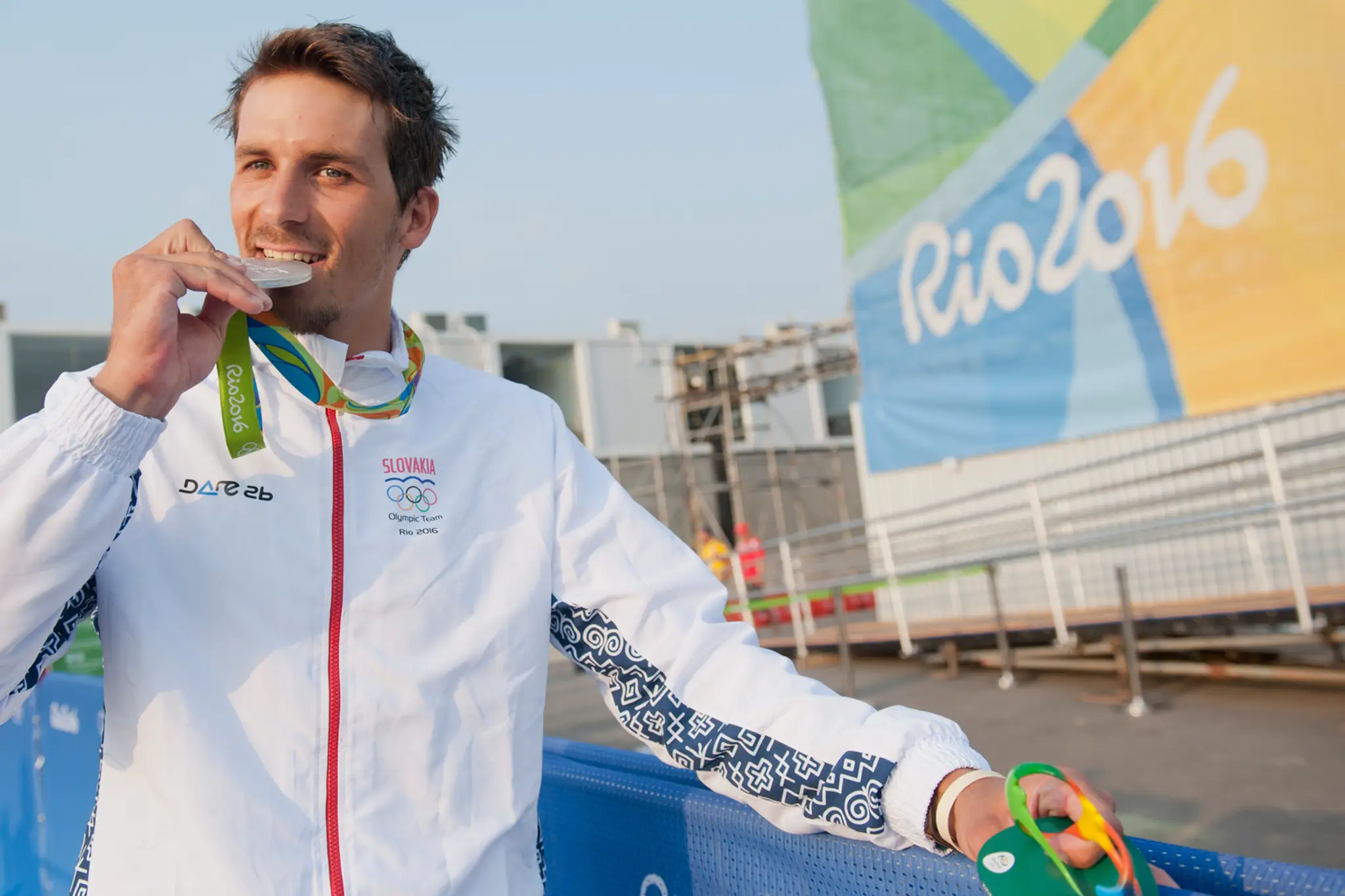 Vodný slalomár Matej Beňuš pózuje so striebornou olympijskou medailou z Ria.