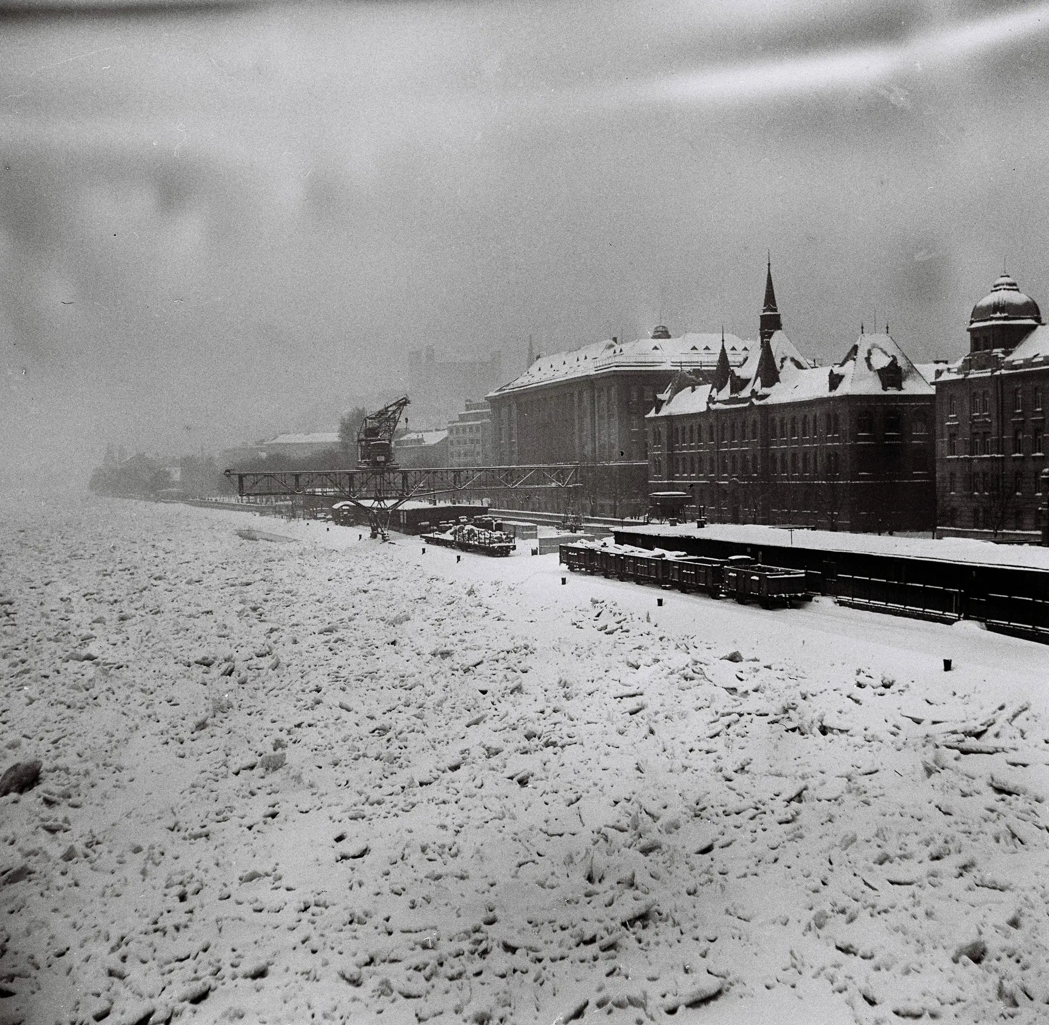 Zamrznutý Dunaj v Bratislave počas zimy v roku 1956.