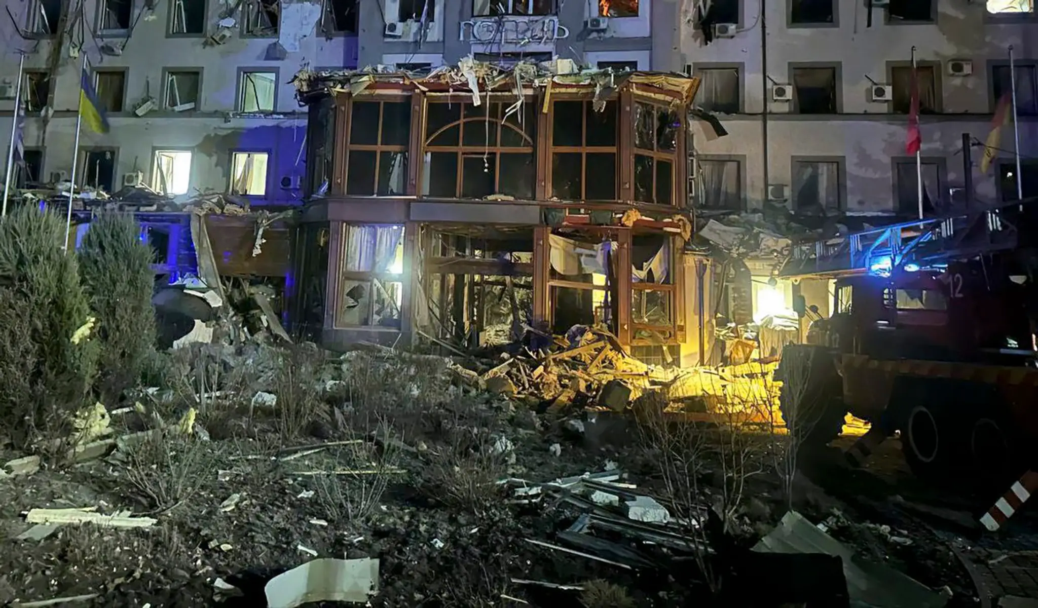 Zničený hotel v meste Kryvyj Rih po tom, čo ho zasiahla ruská raketa.