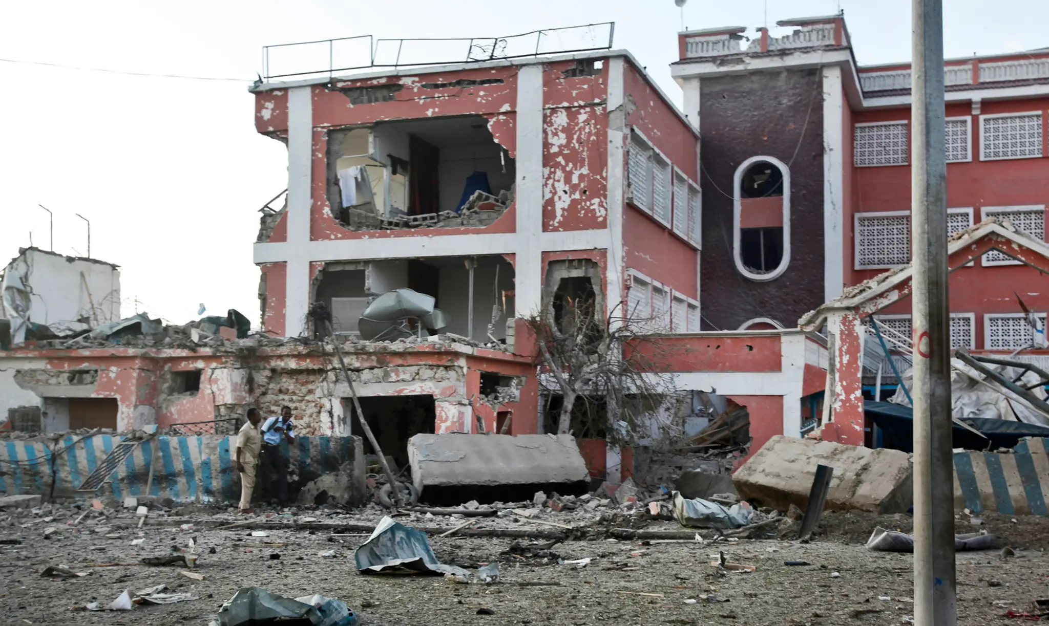 Islamisti totálne zničili hotel v somálskom Mogadiše.