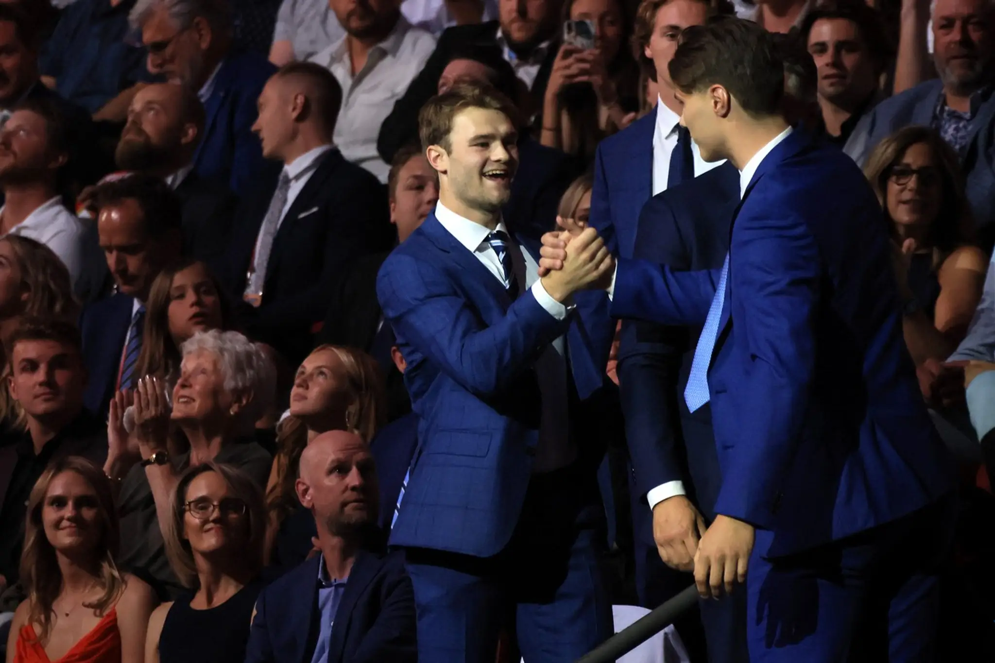Najväčší adept na post draftovej jednotky Shane Wright (vľavo) podáva ruku Jurajovi Slafkovskému.