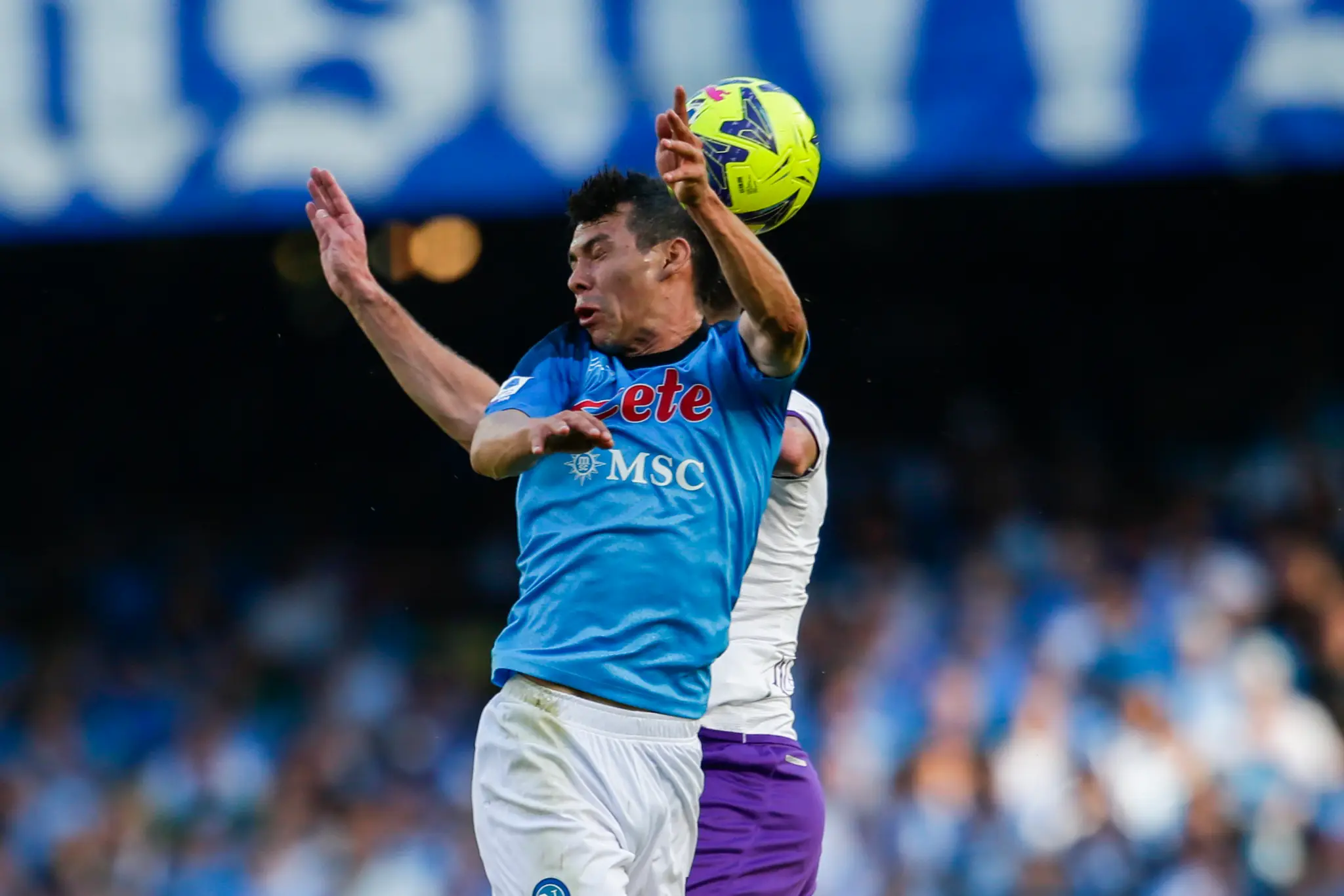 Futbalista Neapolu Hirving Lozano bojuje o loptu v hlavičkovom súboji.