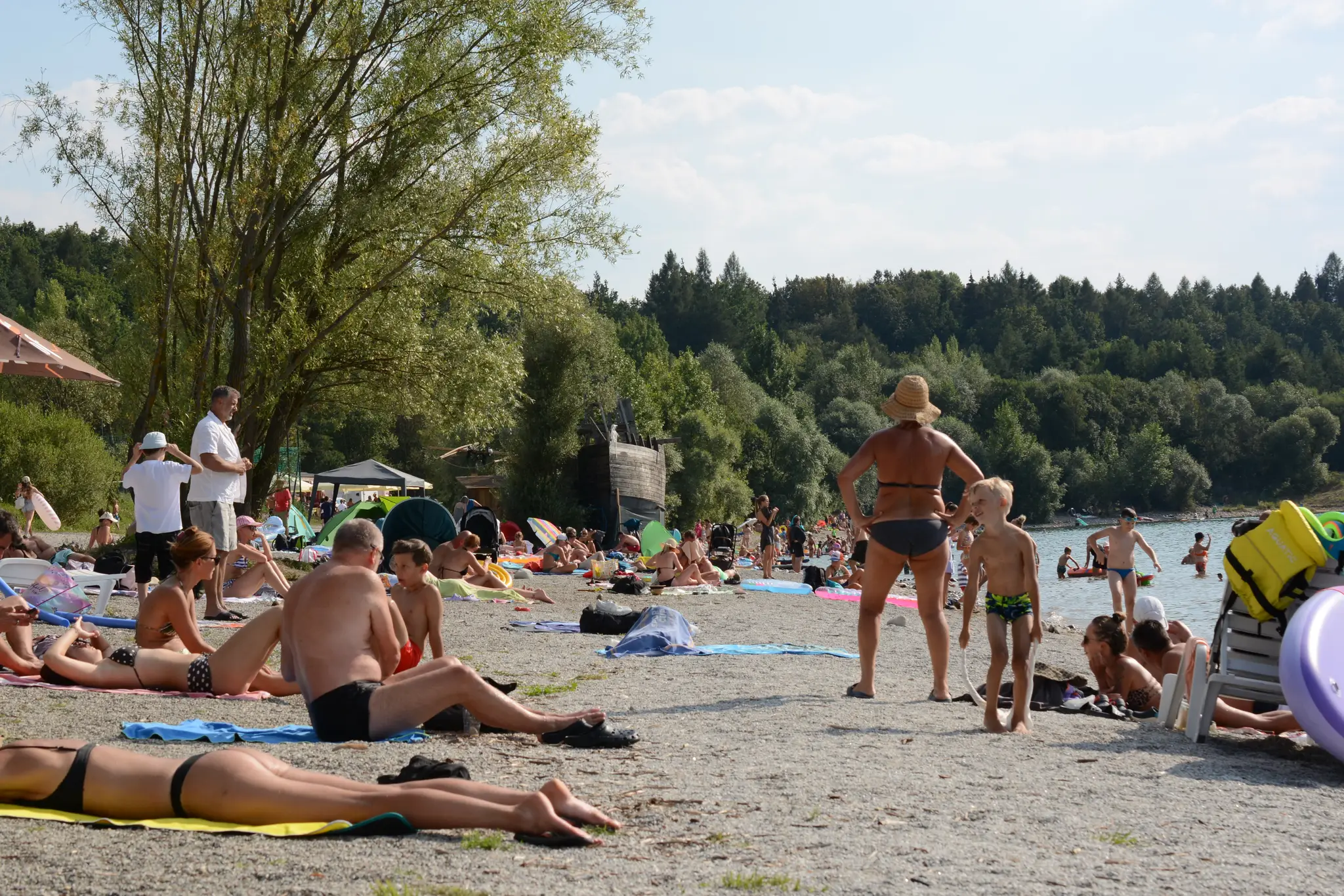 Mestská pláž v Liptovskom Mikuláši počas horúčav 