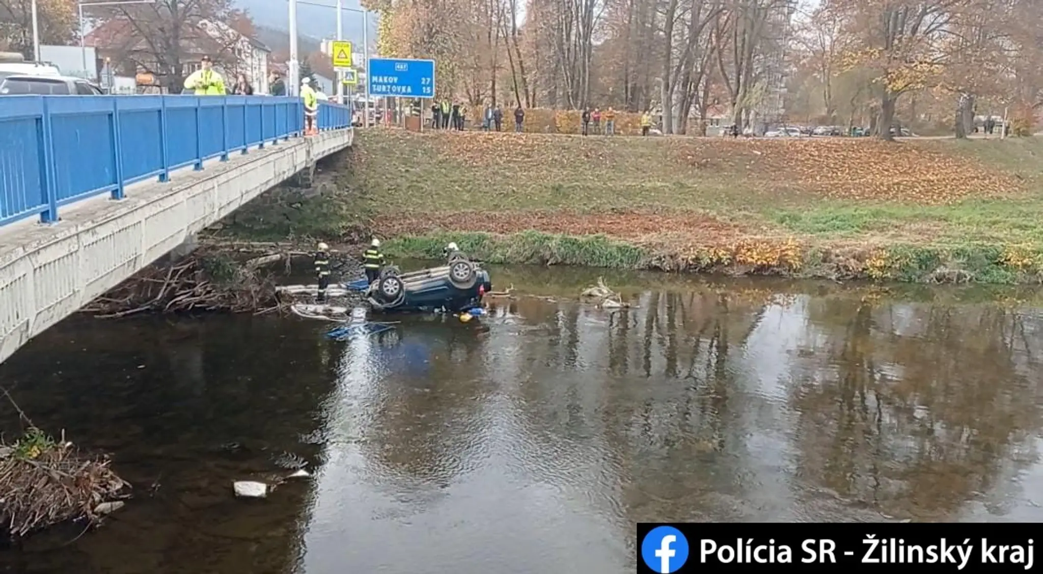 Auto v Čadci sa zrútilo z mosta.