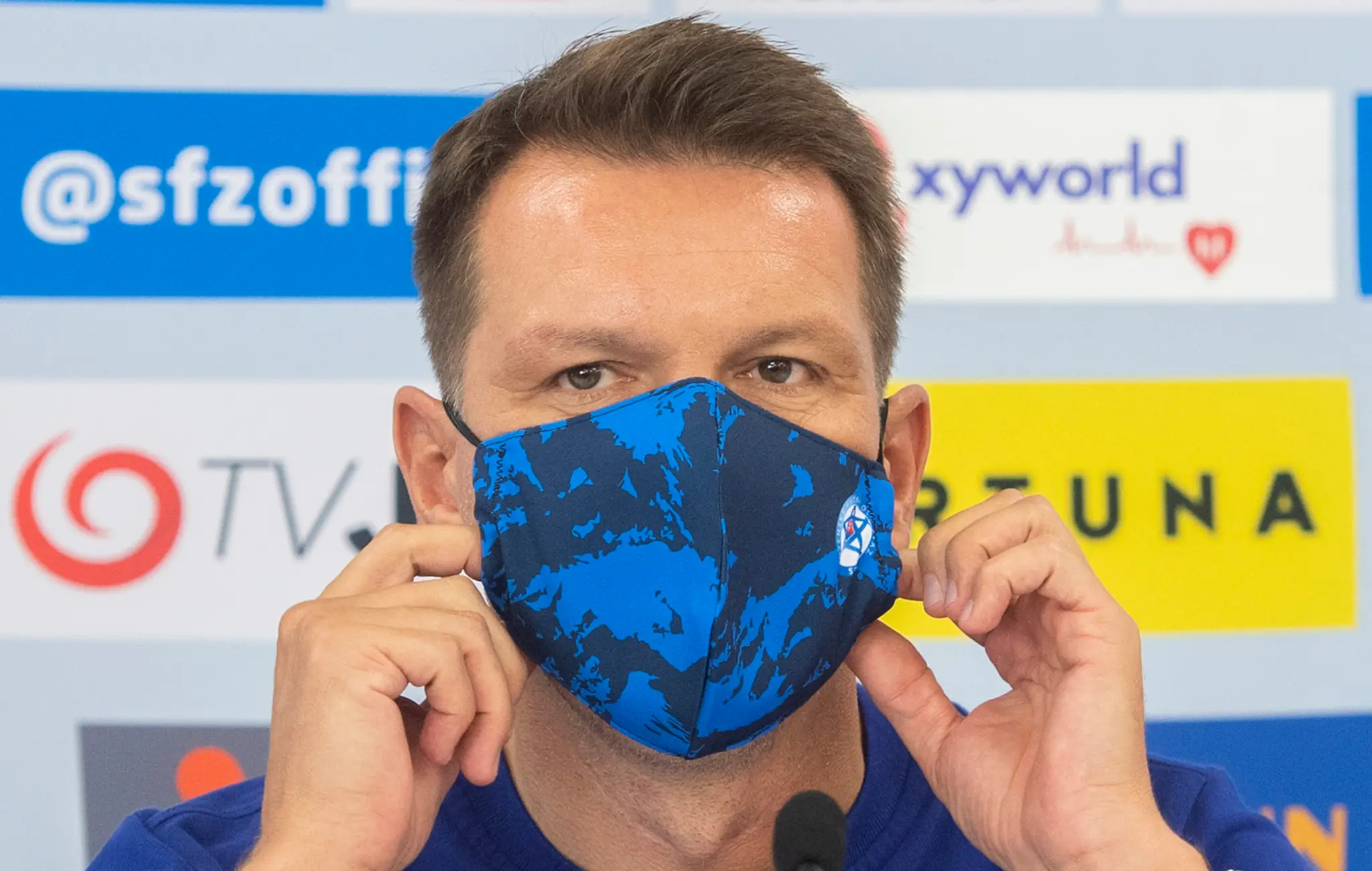 Tréner slovenskej futbalovej reprezentácie Štefan Tarkovič počas tlačovej konferencie.