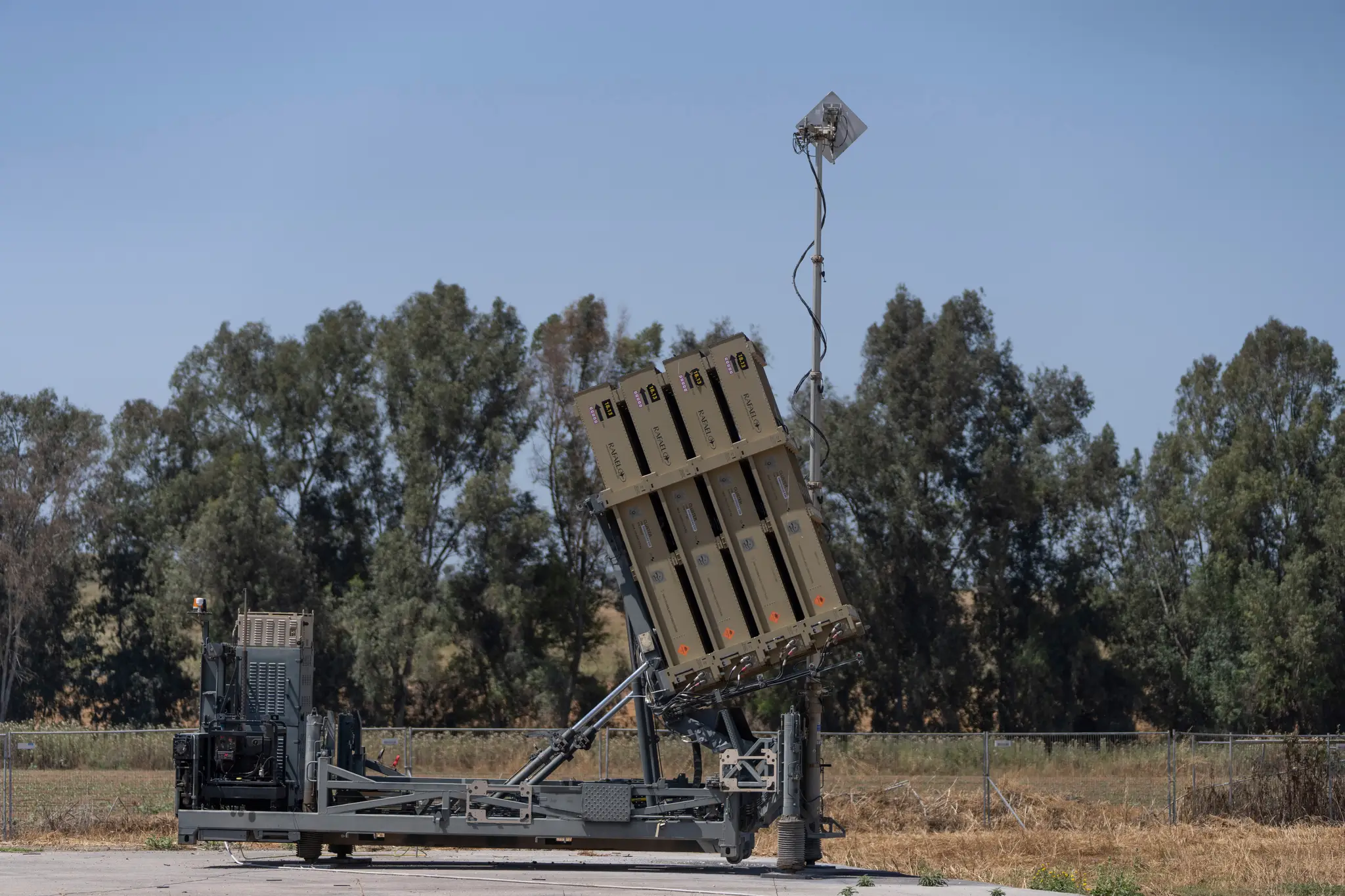 Izraelský protiraketový systém  stojí na mieste v izraelskom meste Sderot.