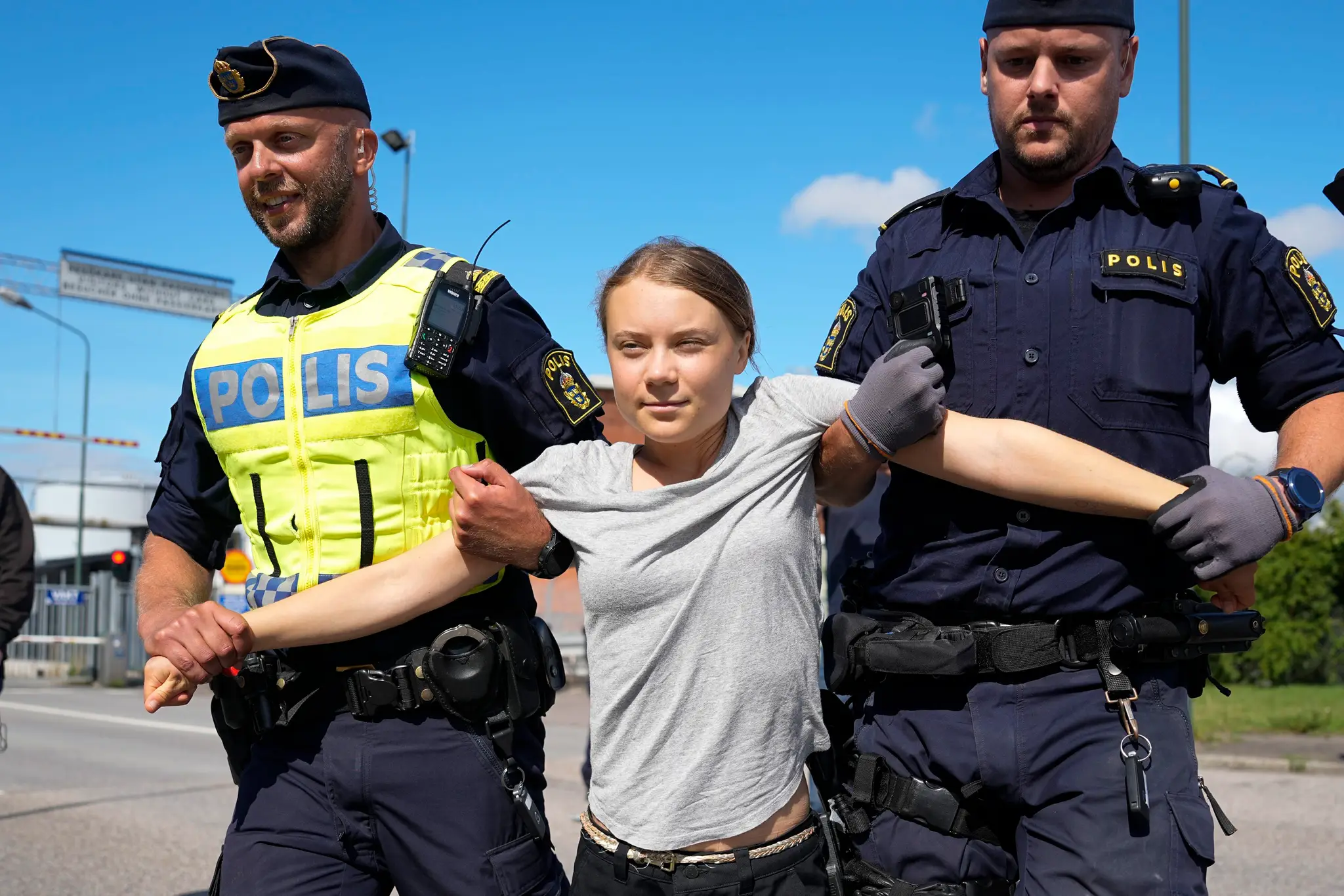 Gretu Thunbergovú odnáša polícia po tom, ako blokovala cestu.
