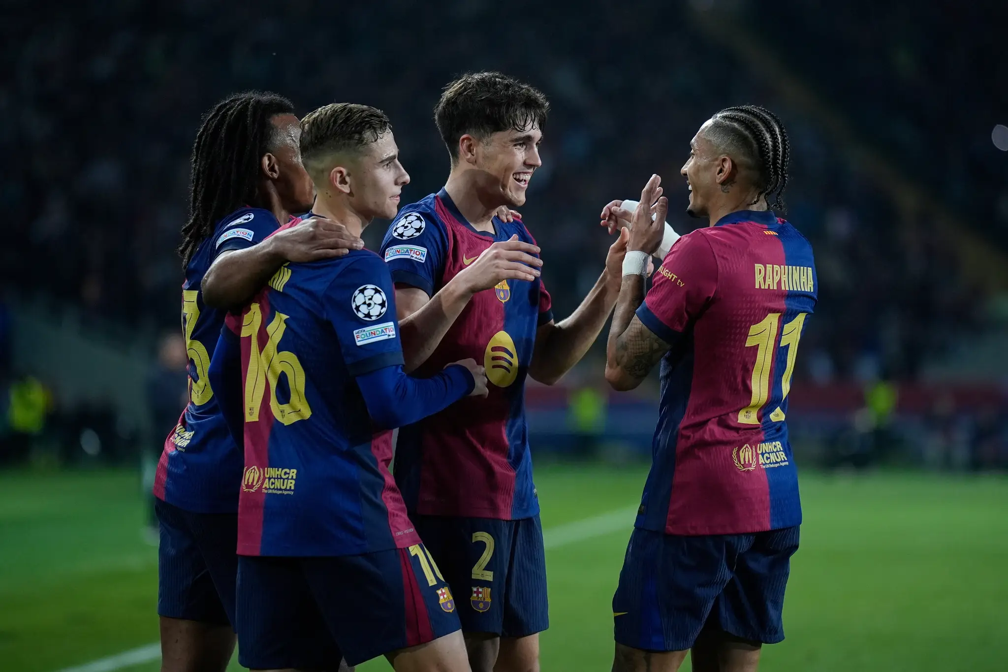 Futbalista Barcelony  Raphinha (vpravo) sa teší z gólu.
