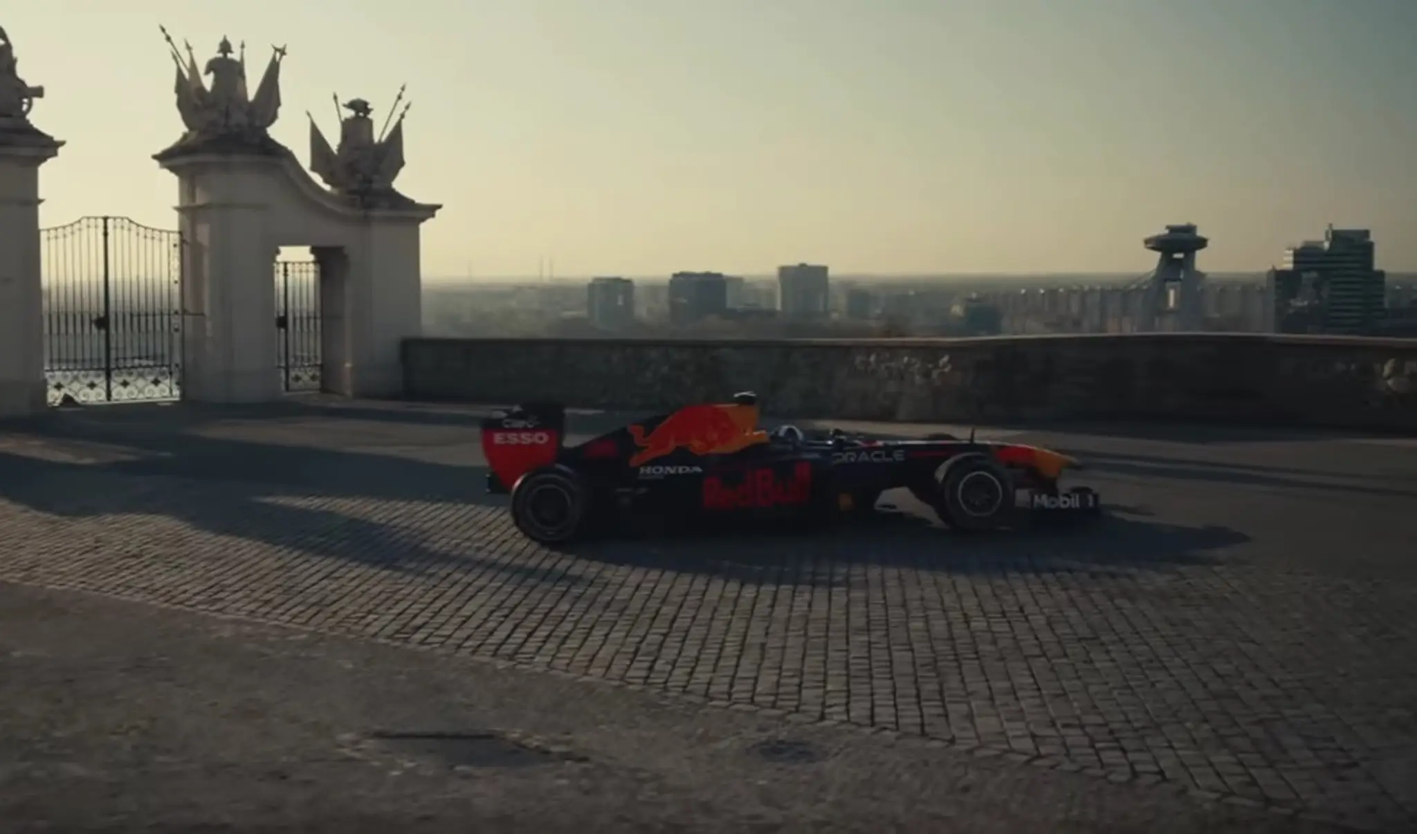 Legendárny monopost F1 pod Bratislavským hradom.