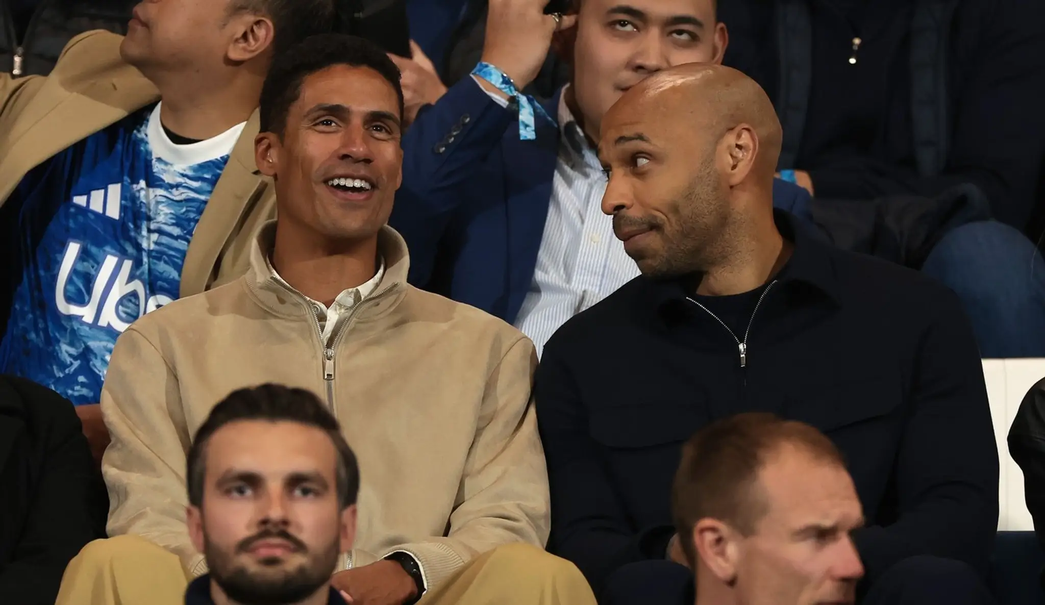 Raphael Varane (vľavo) s Thierrym Henrym na zápase Coma.