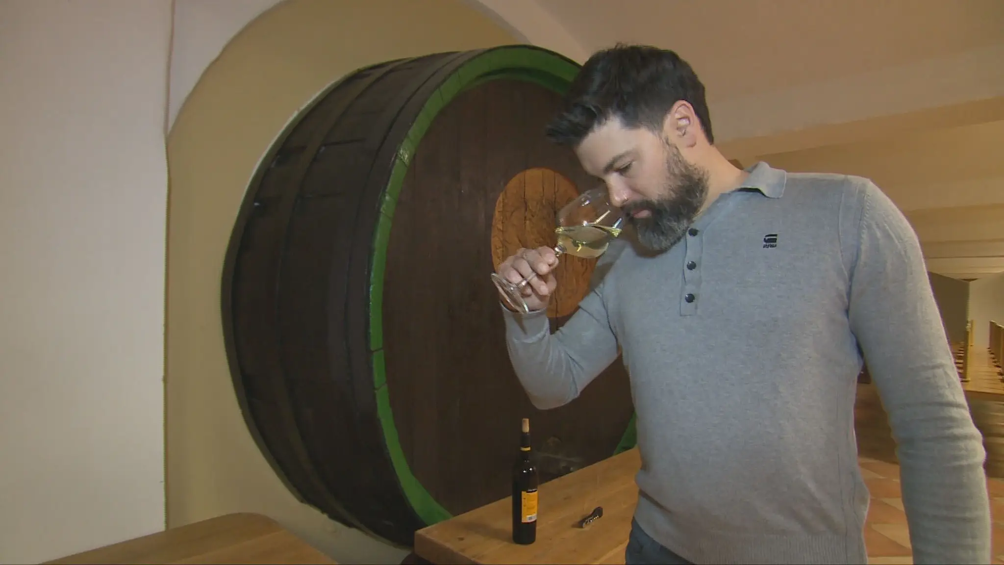 Vinár Samuel Waldner ochutnáva mladé víno.