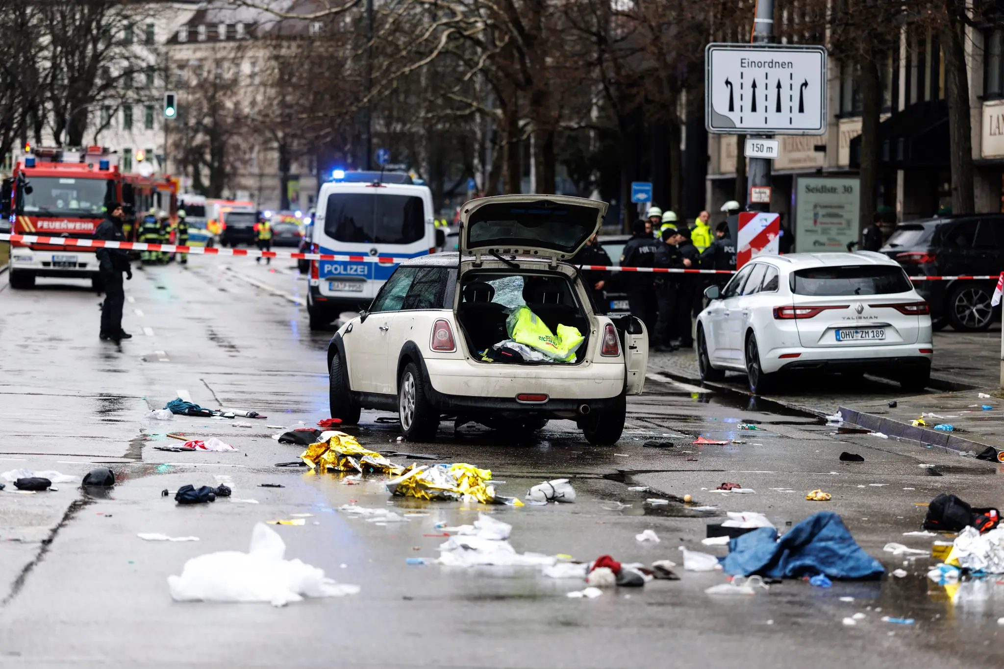 Policajti a záchranári zasahujú na mieste nehody po tom, ako auto vrazilo do davu ľudí v Mníchove..