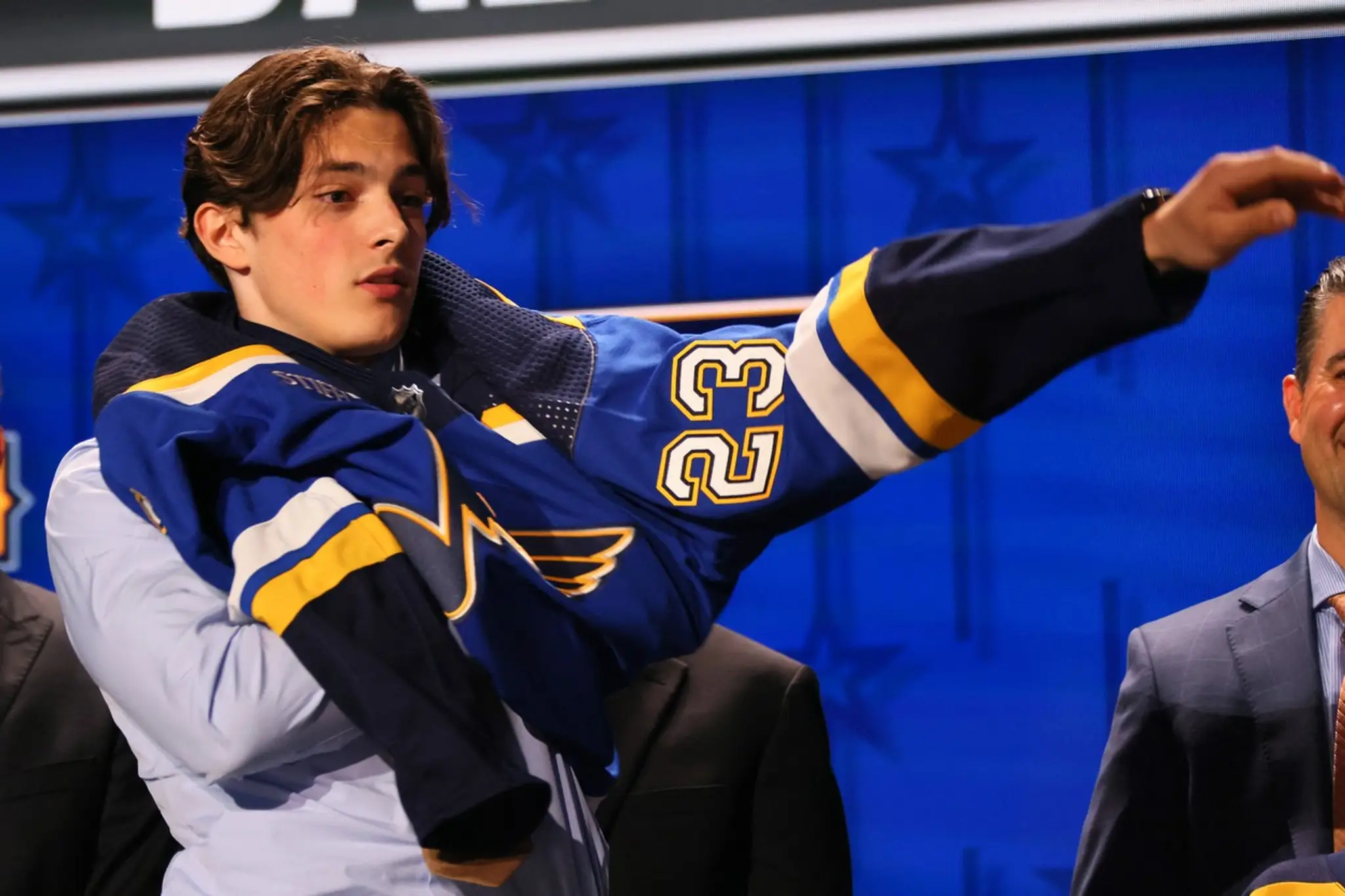 Dalibor Dvorský si oblieka dres St. Louis, ktorého si vybralo na NHL drafte 2023 z celkového desiateho miesta.