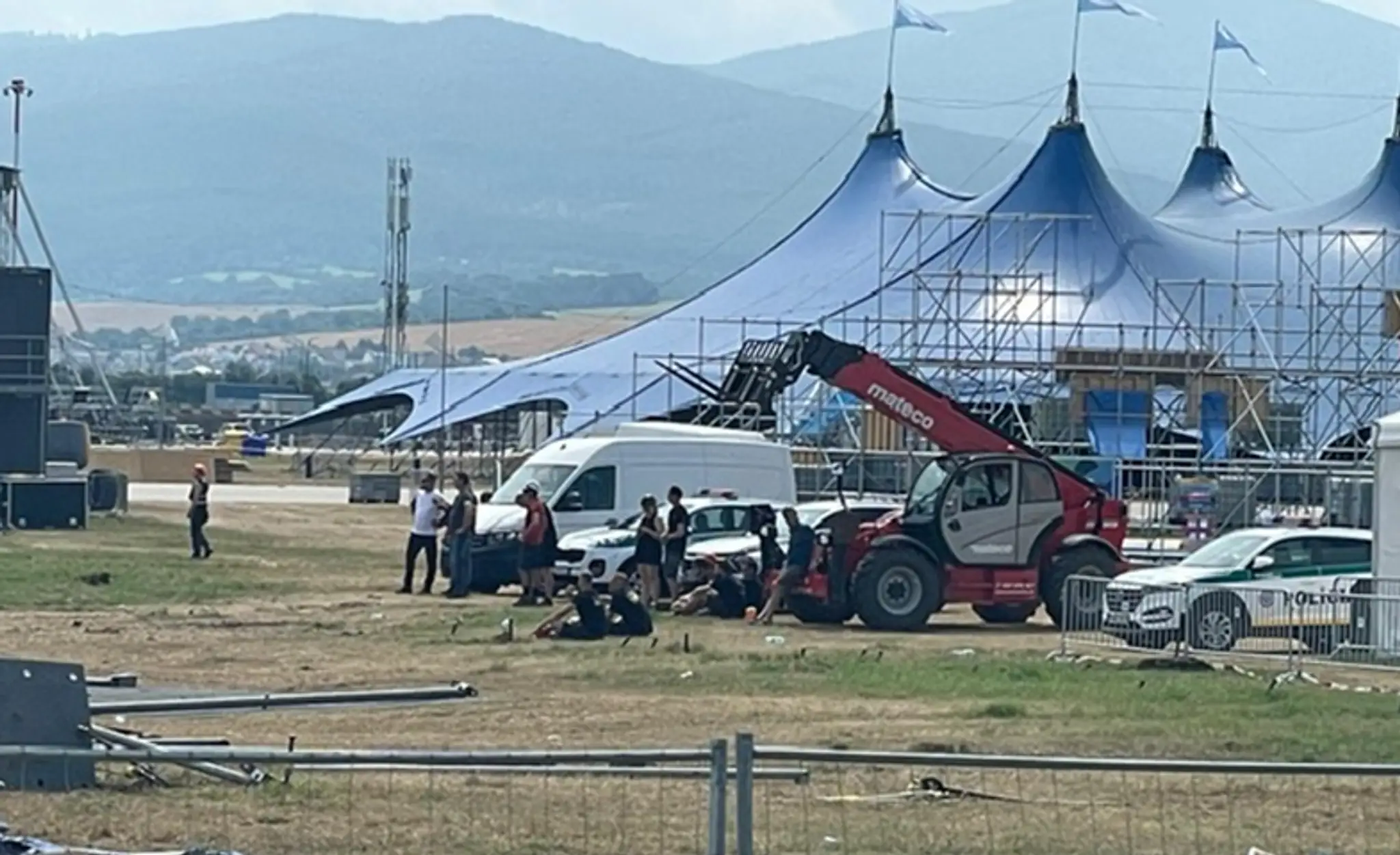 Žeriavy pri zrútenom stane na festivale Pohoda.