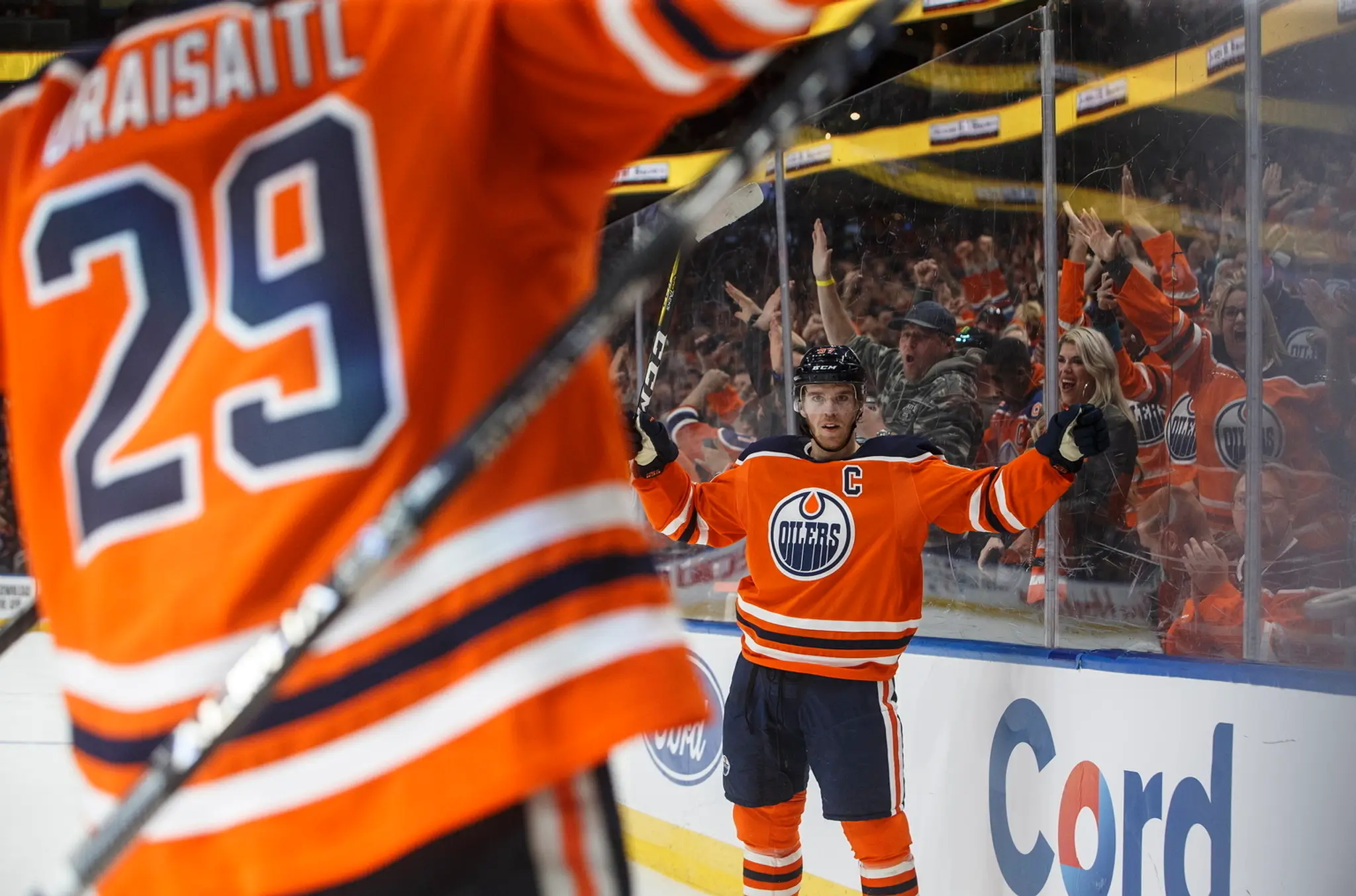Zľava Darnell Nurse, Connor McDavid a Leon Draisaitl z Edmontonu oslavujú gól proti Washingtonu.