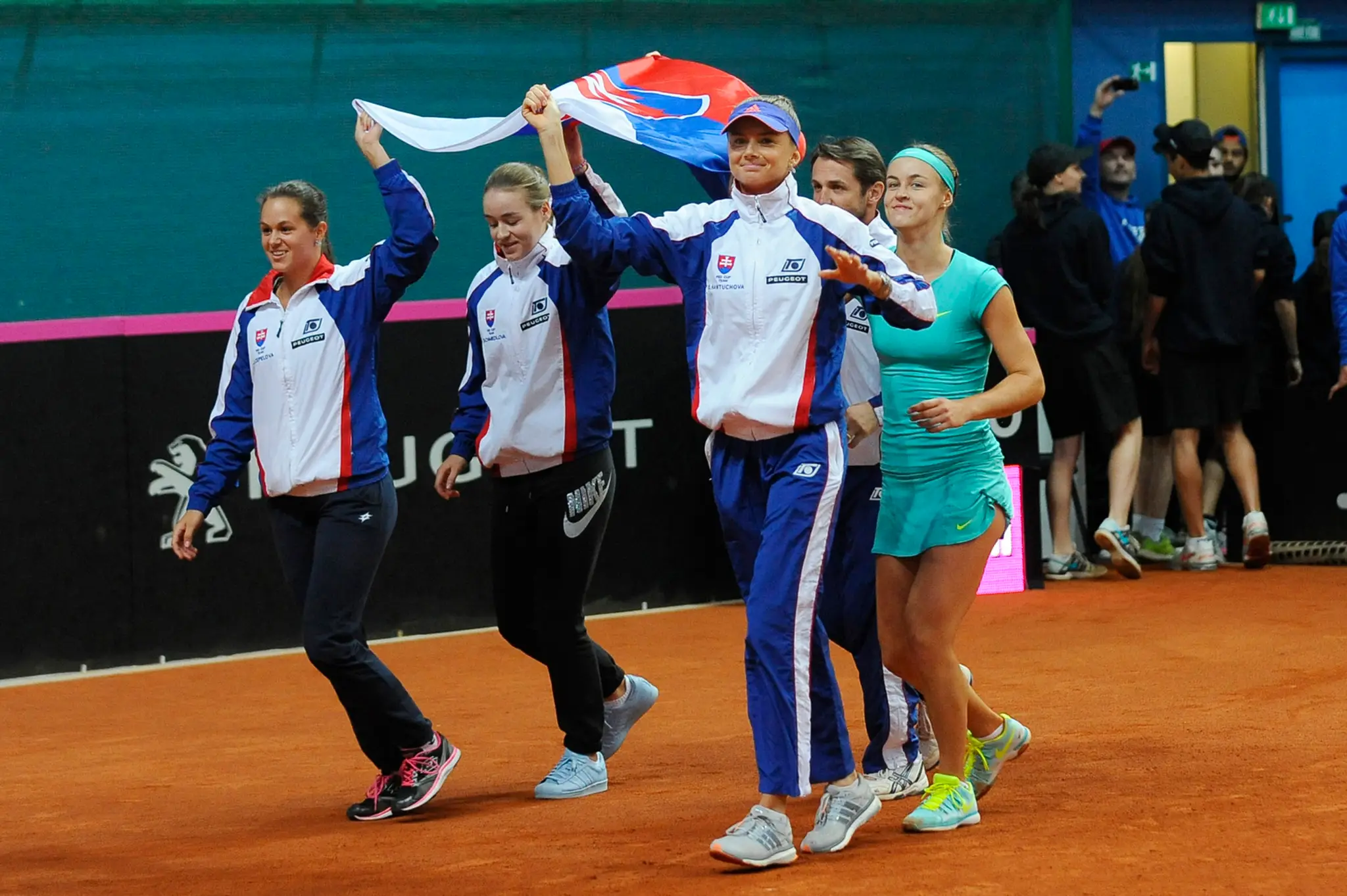 Daniela Hantuchová, Anna Karolína a Kristína Schmiedlové,  Jana Čepelová po víťazstve nad Švédskom vo Fed Cupe. 19. apríla