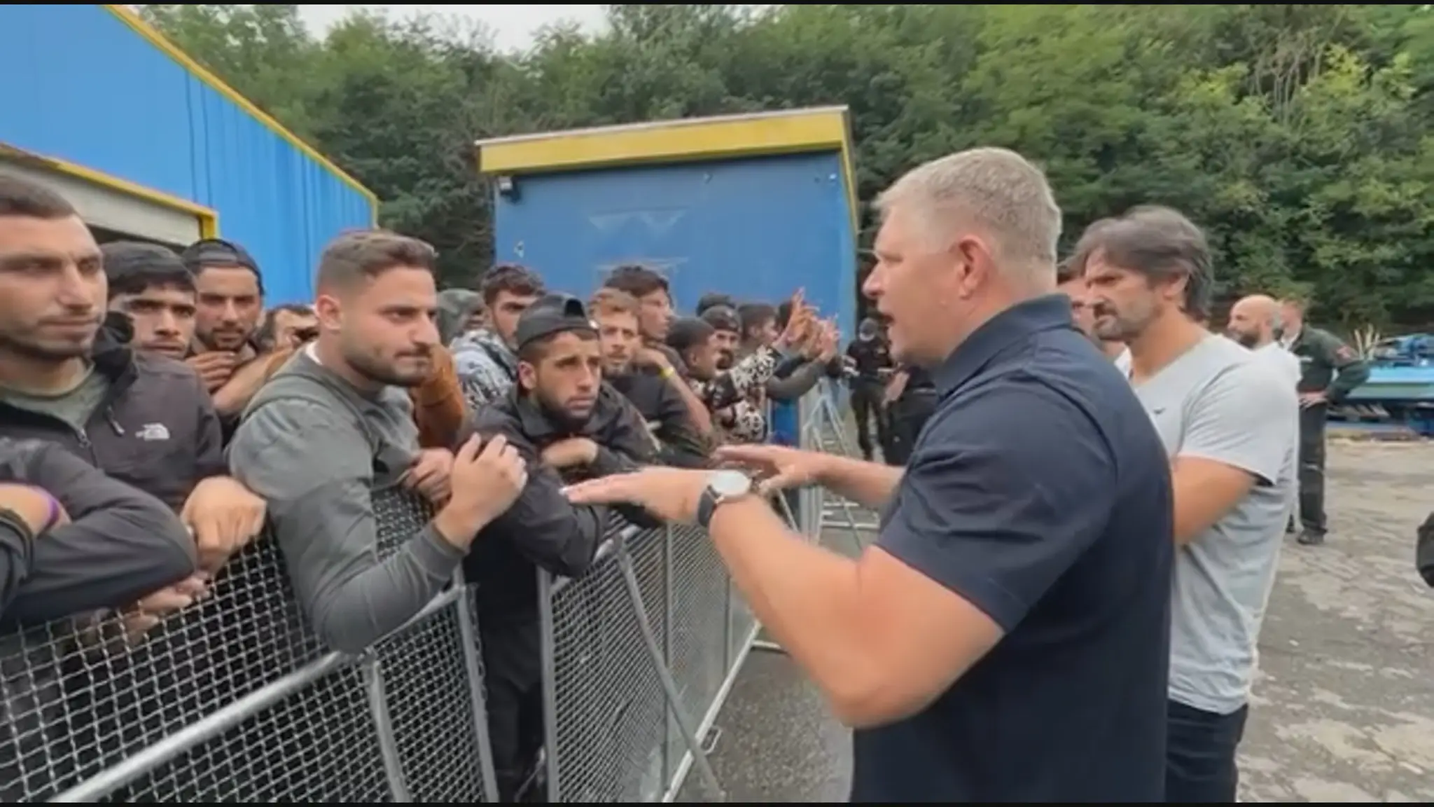 Robert Fico pri debate s migrantmi.
