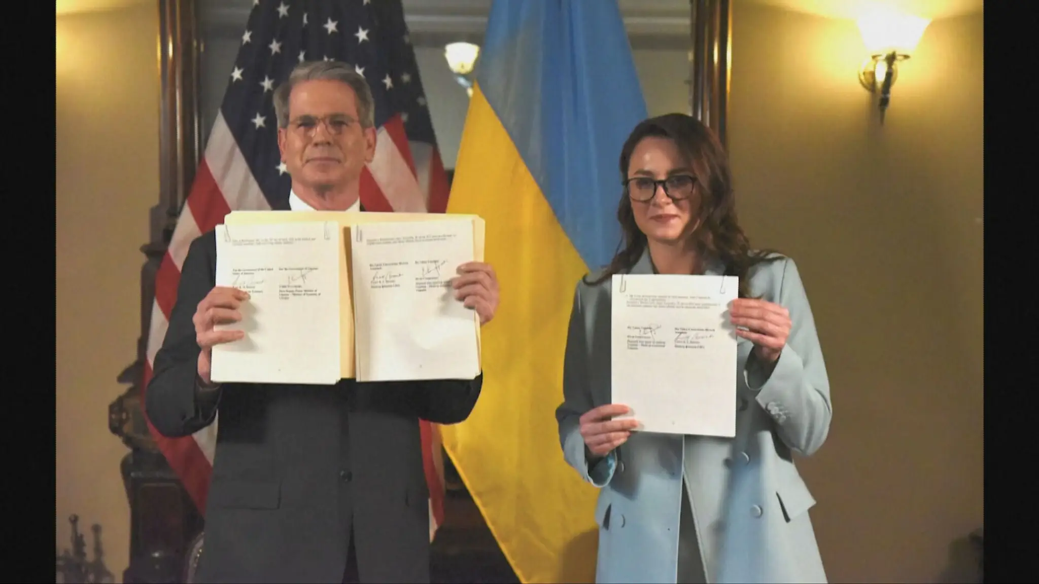 Finálnu dohodu podpísal americký minister financií Scott Bessent a ukrajinská ministerka hospodárstva Julija Svyrydenková.