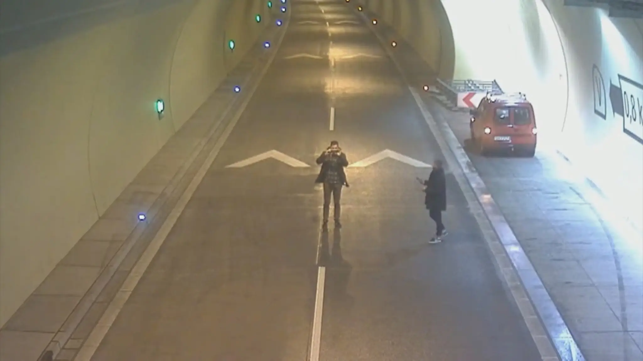 Zastavili v tuneli, aby si tam urobili zopár fotiek.