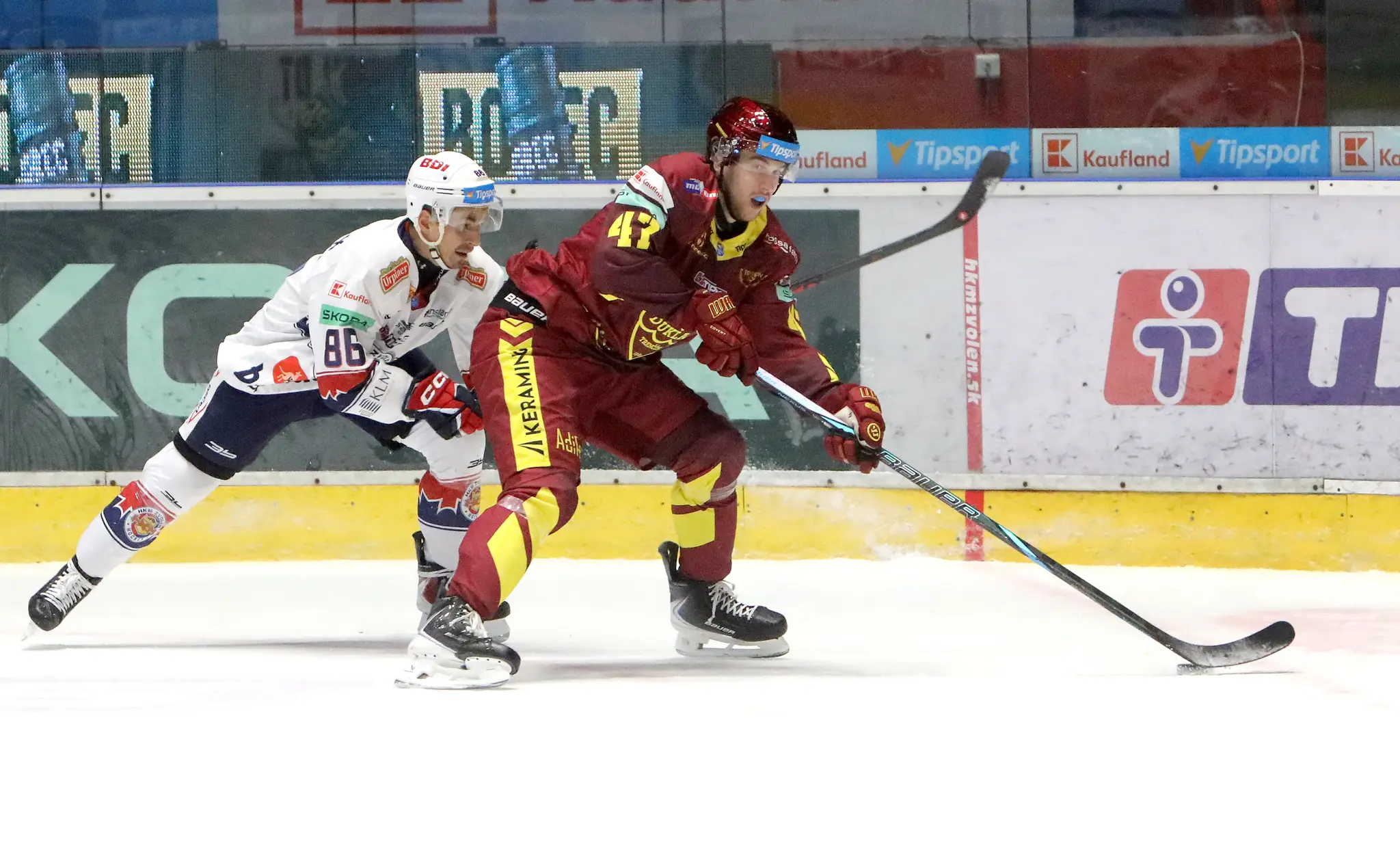 Na snímke zľava Daniel Brejčák (Zvolen) a Tomáš Dudáš (Trenčín).
