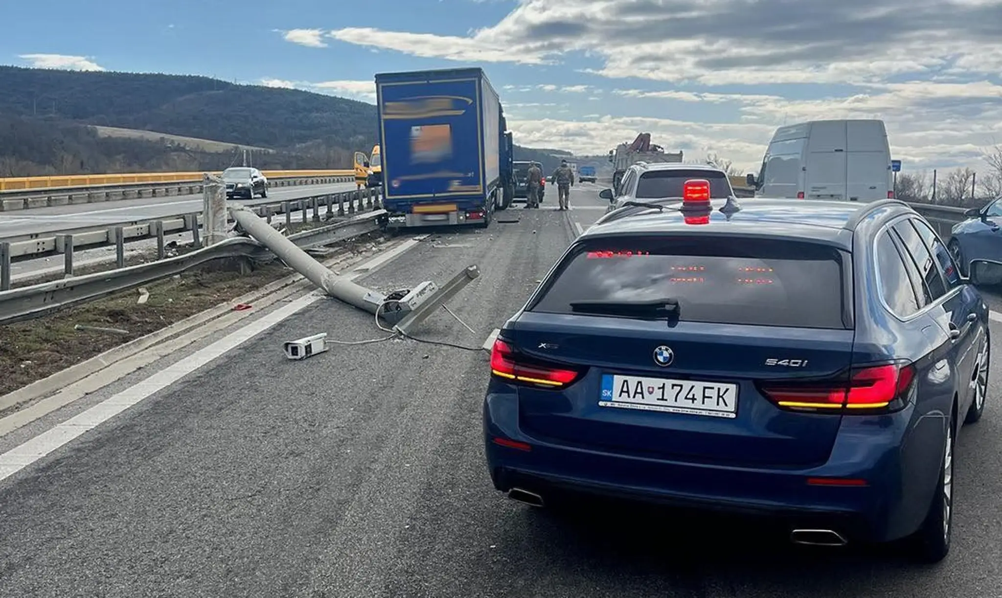 Nehoda kamióna na diaľnici.