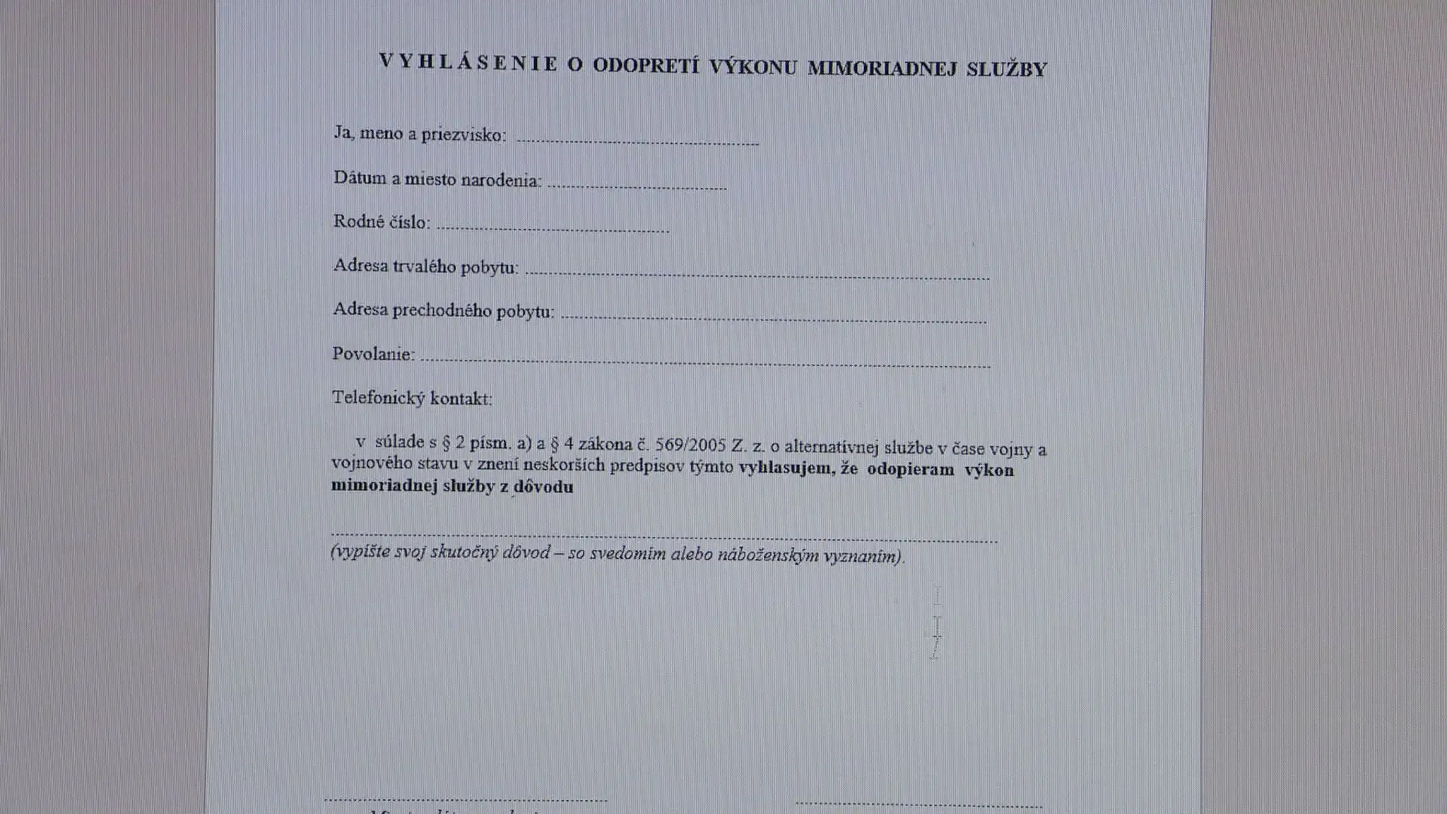 Ľudia vypisujú žiadosť.