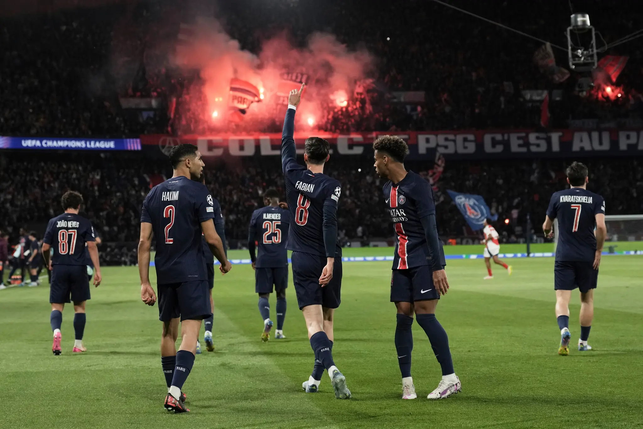 Futbalisti PSG oslavujú gól