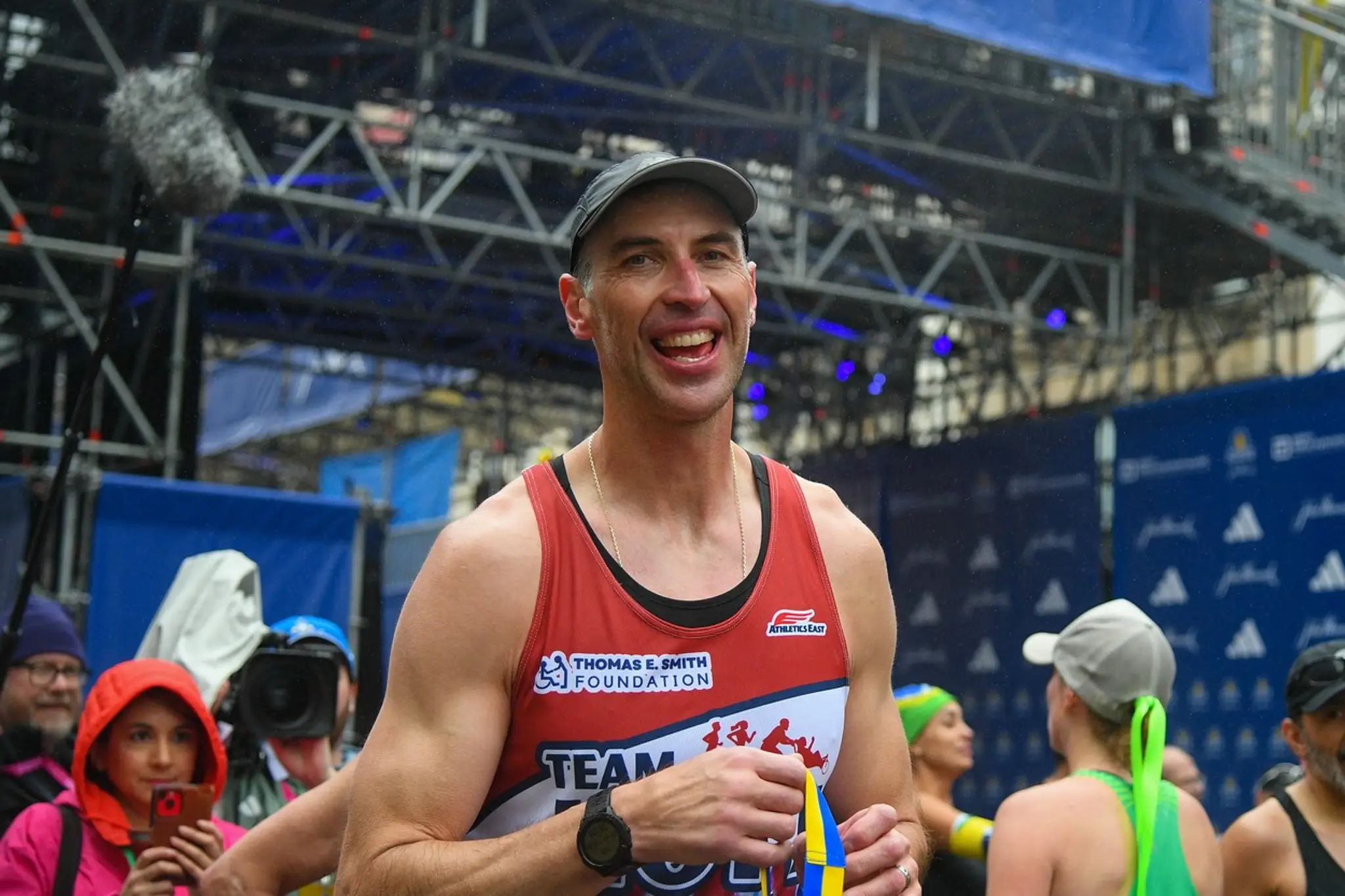 Zdeno Chára počas Bostonského maratónu.
