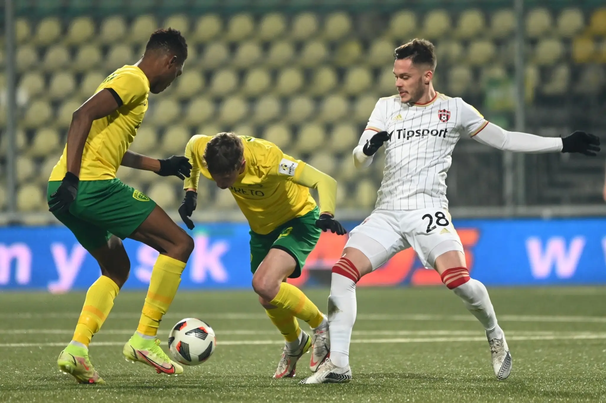  Na snímke Abasa Aremeyaw, Filip Mráz a hráč Trnavy Martin Bukata.