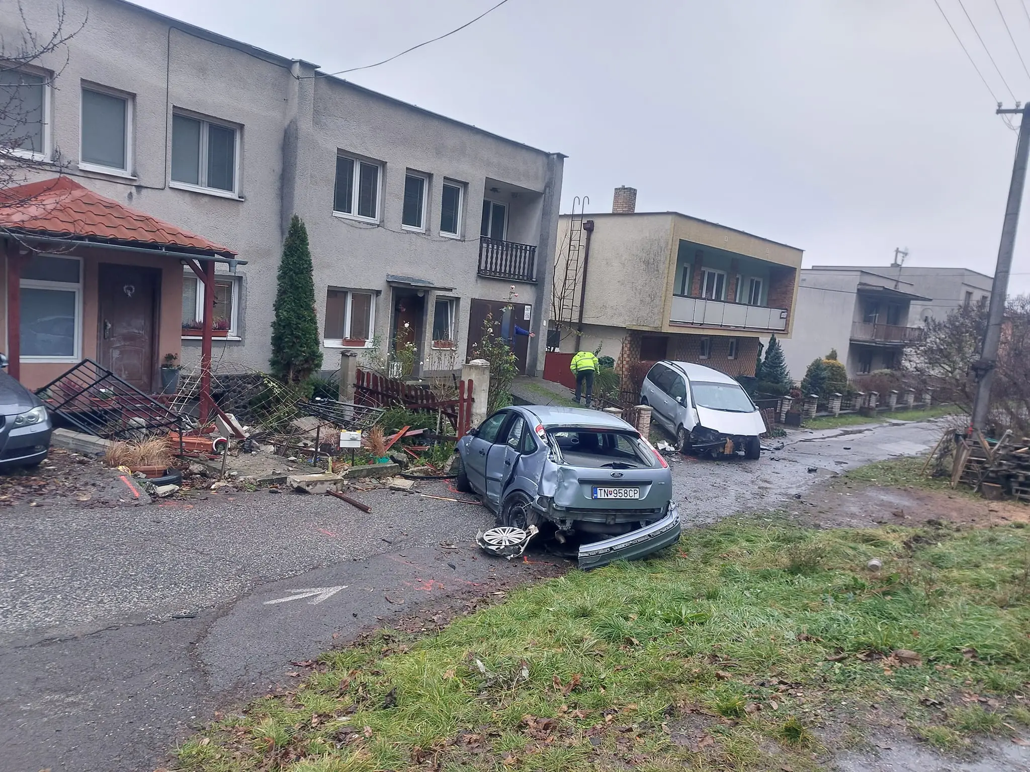 Zobudili sa a našli zdemolované auto.
