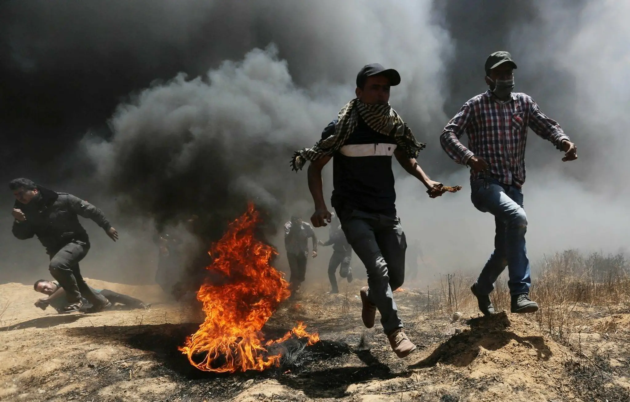 Proti otvoreniu amerického veľvyslanectva v Jeruzaleme protestovali v pondelok desaťtisíce Palestínčanov.