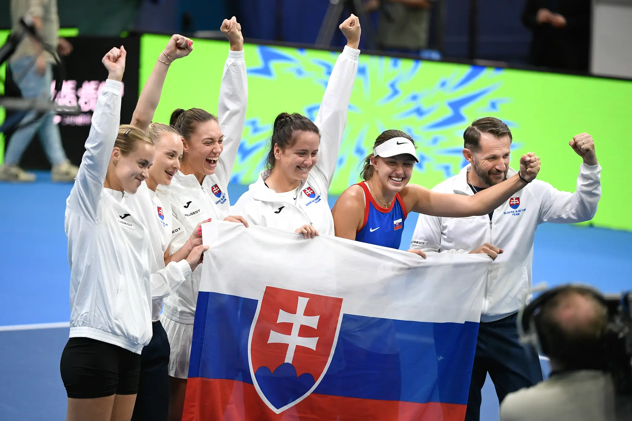 Slovenské tenistky sa radujú po zisku tretieho bodu a postupu.