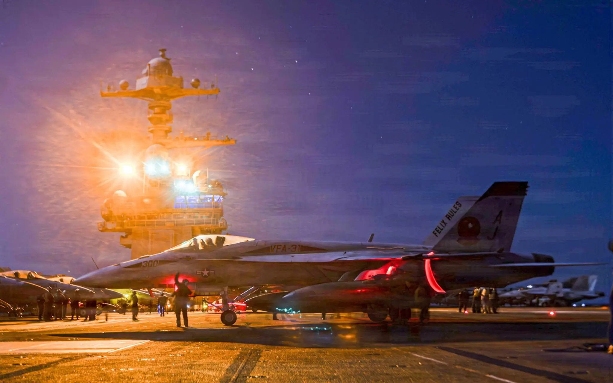 Stíhačka F/A-18E Super Hornet na palube najväčšej lietadlovej lode sveta USS Gerald R. Ford.