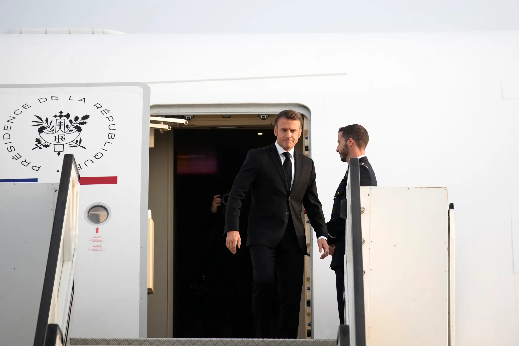Francúzsky prezident Emmanuel Macron vystupuje z lietadla v Tel Avive.