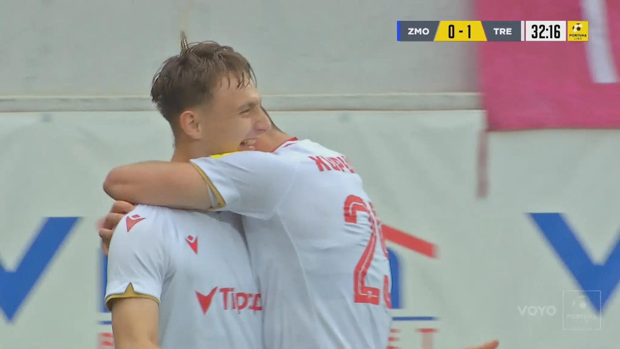 Hráči Trenčína sa radujú po góle do siete Zlatých Moraviec.