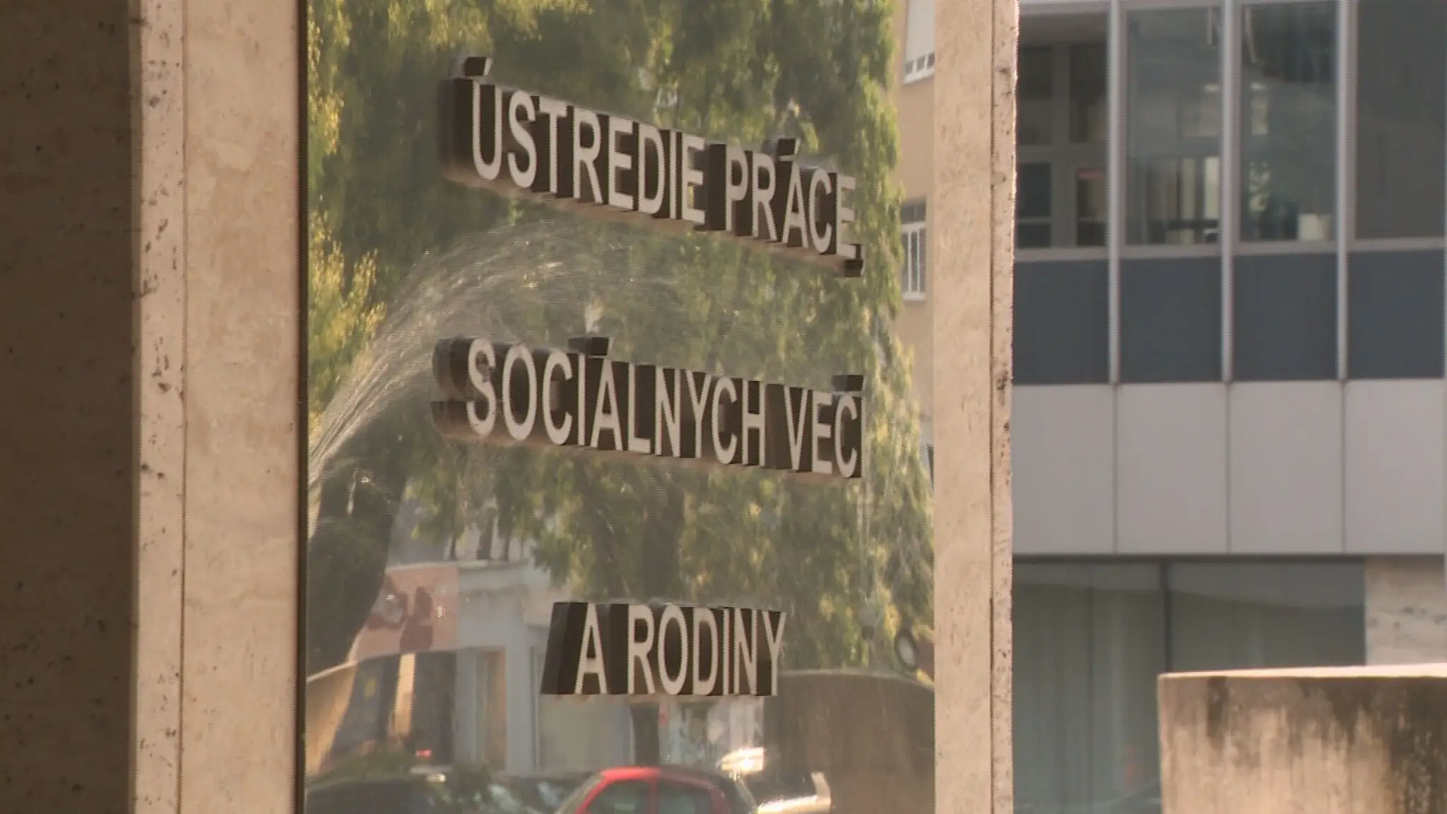 Ústredie práce sociálnych vecí a rodiny.