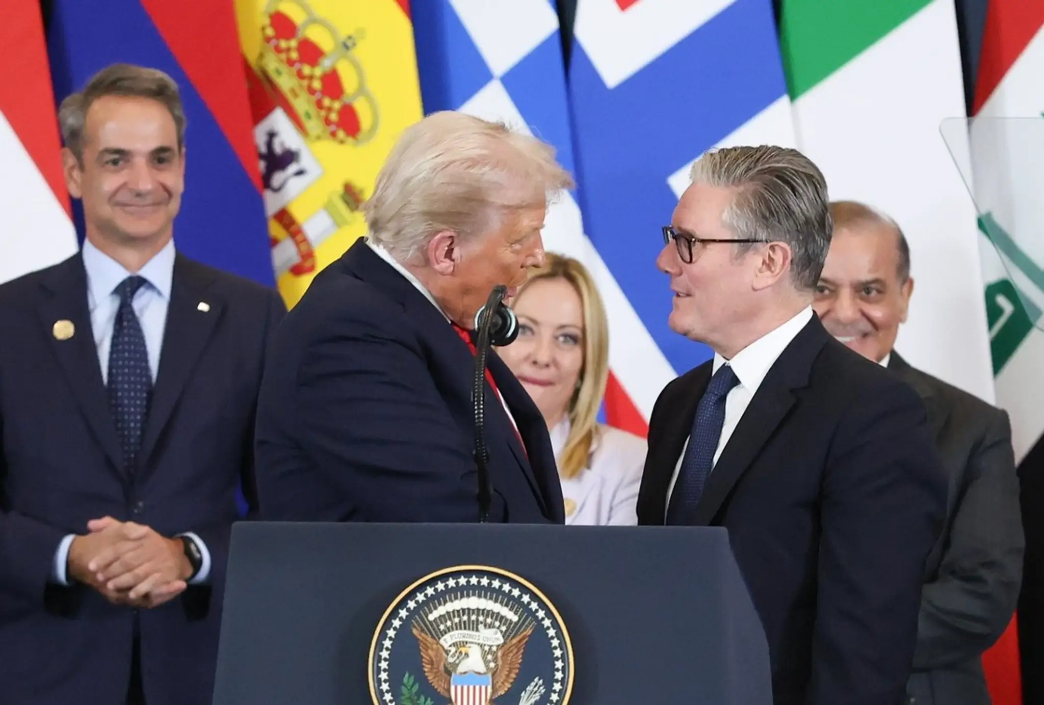 Britský premiér zažil na pódiu s Trumpom ponižujúci moment.