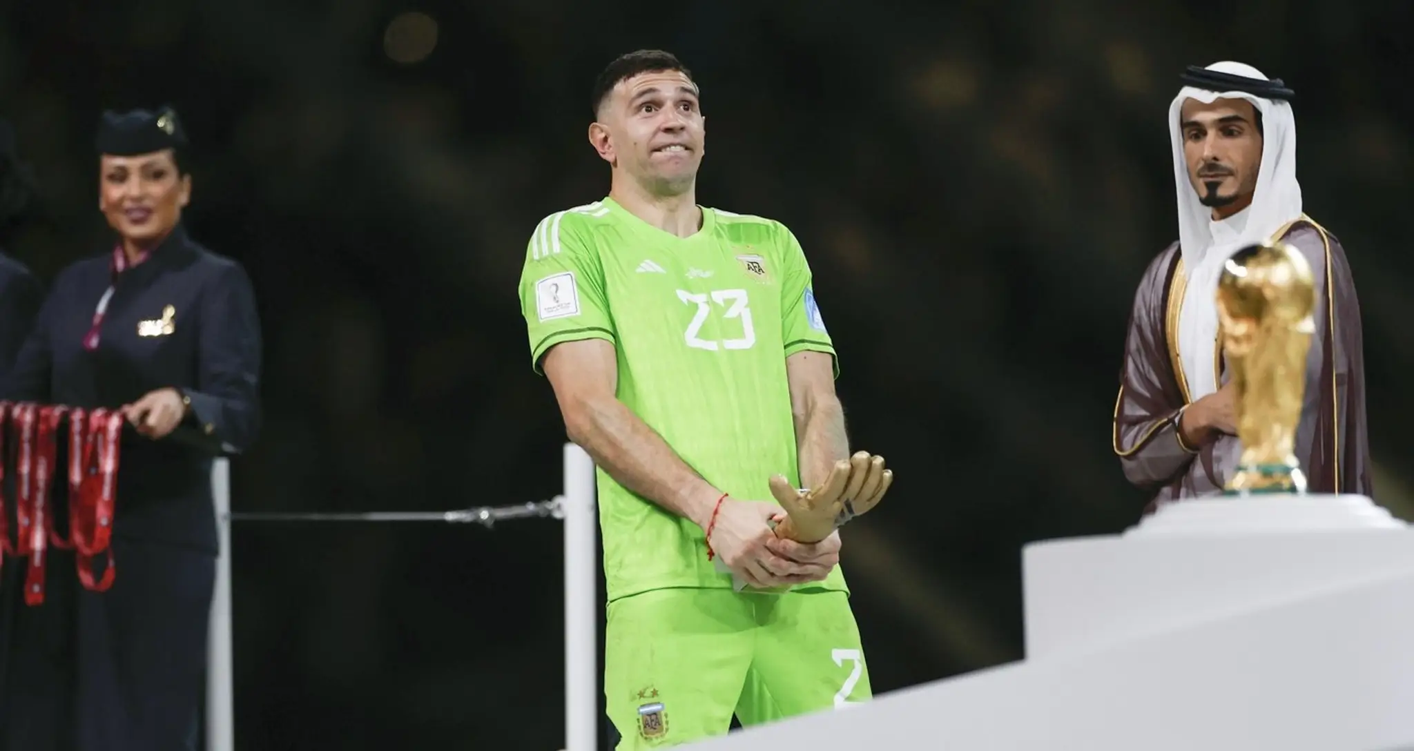 Emiliano Martinez svojsky pózuje s trofejou pre najlepšieho brankára MS v Katare.