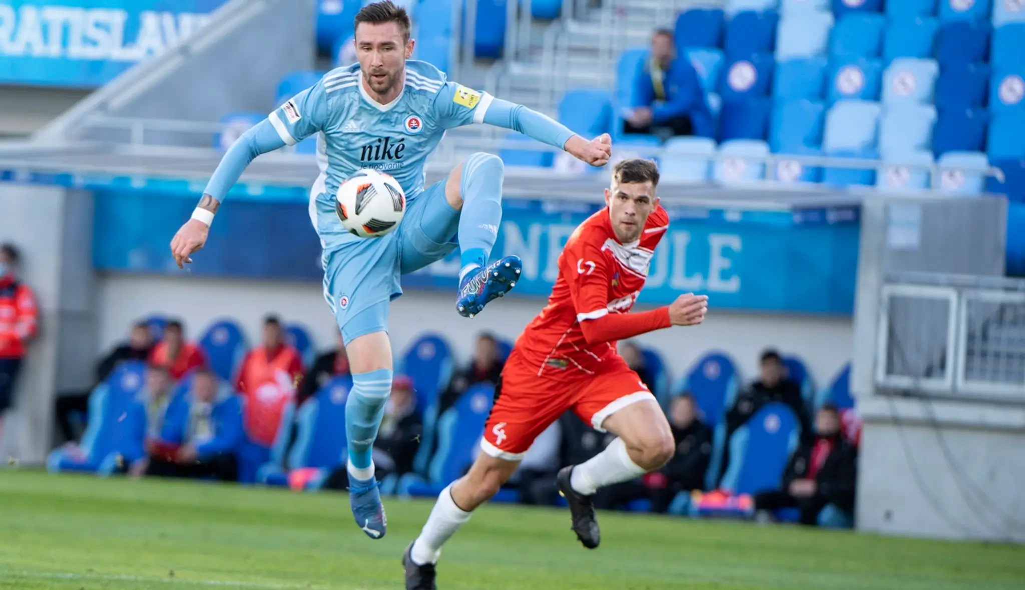 Na snímke v popredí Jaromír Zmrhal (Slovan) a v pozadí Robin Hrnčár (Mikuláš) bojujú o loptu.