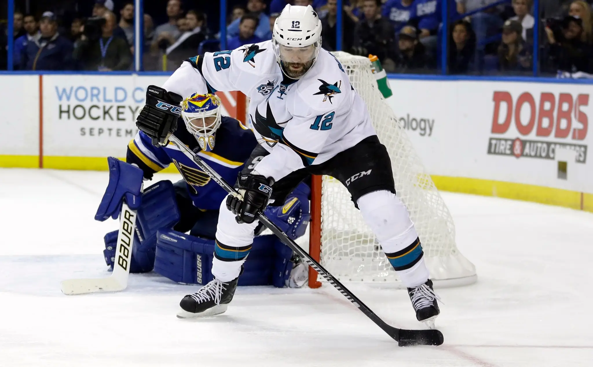 Patrick Marleau (vpravo) pred brankárom Blues Brianom Elliotom.
