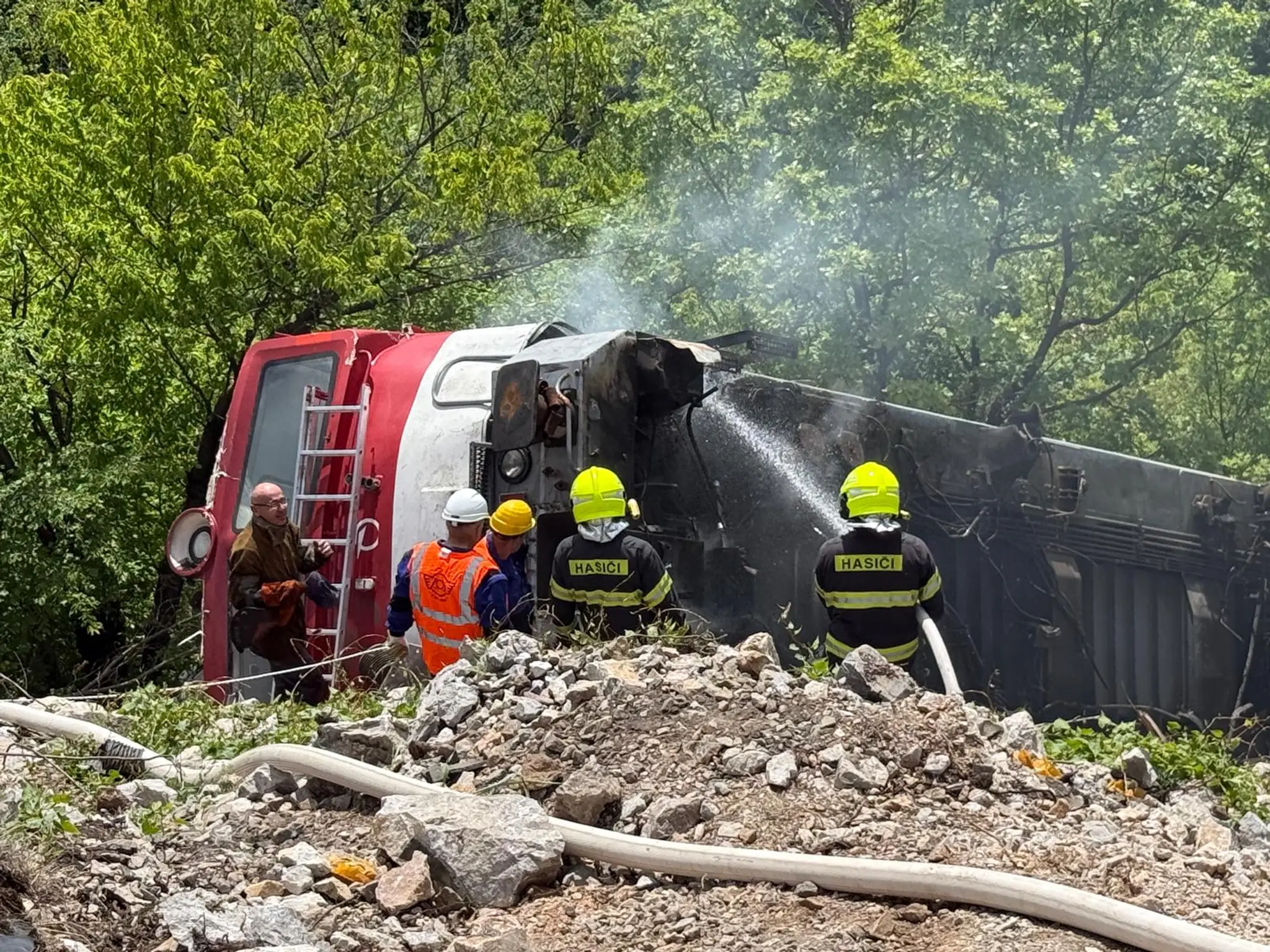 Mimoriadny zásah hasičov na železnici po nehode.
