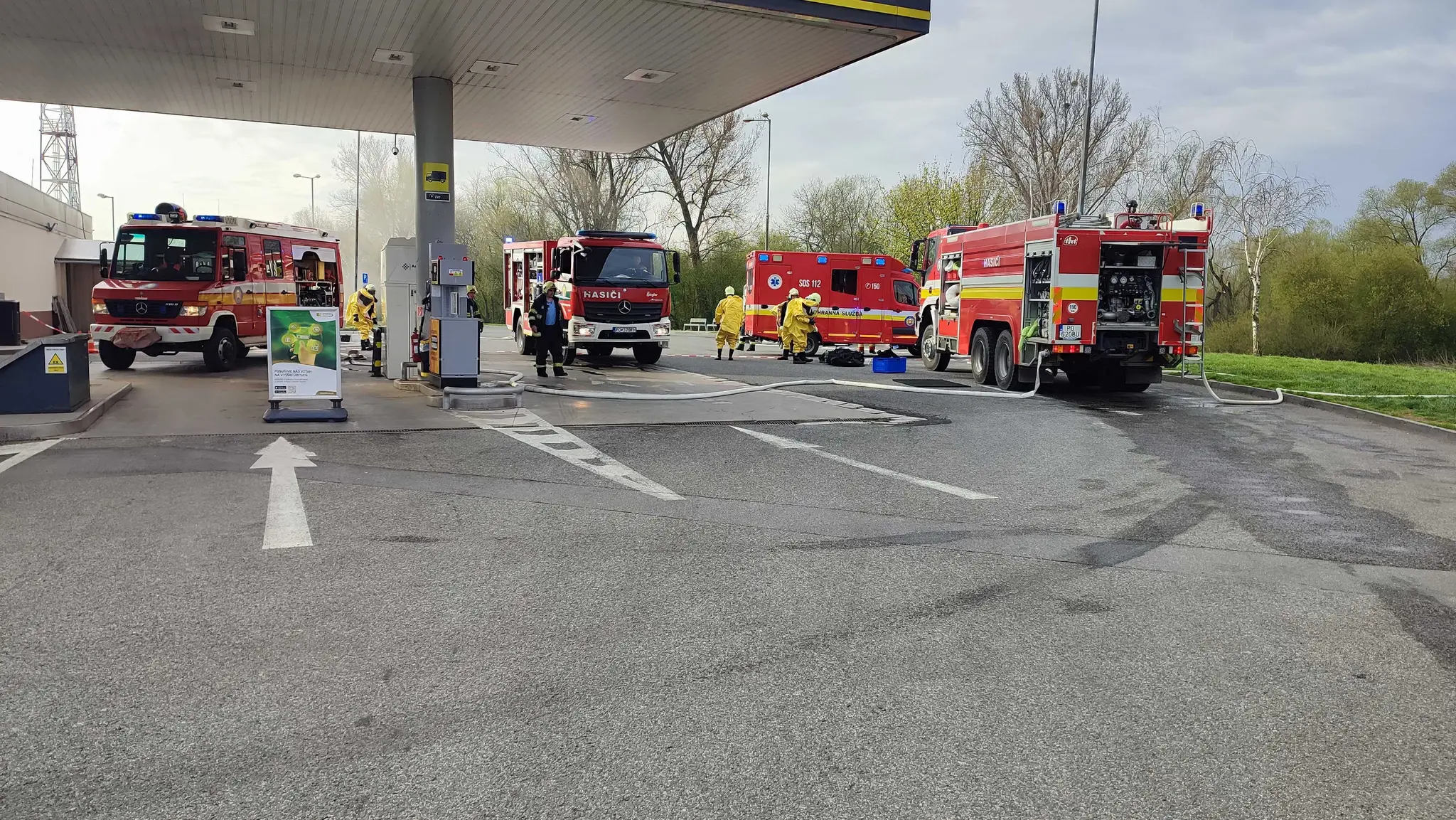 K úniku z cisterny došlo pri čerpacej stanici.