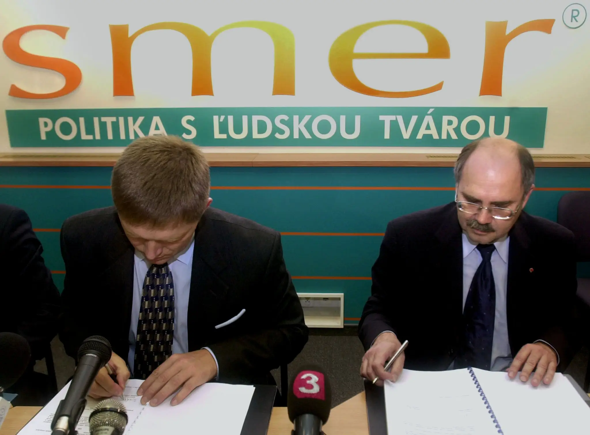 Sociálnodemokratická strana Slovenska (SDSS) ukončila k 1. januáru 2005 svoju činnosť a formálne sa začlenila do strany Smer, ktorej názov sa zmenil na Smer - sociálna demokracia.