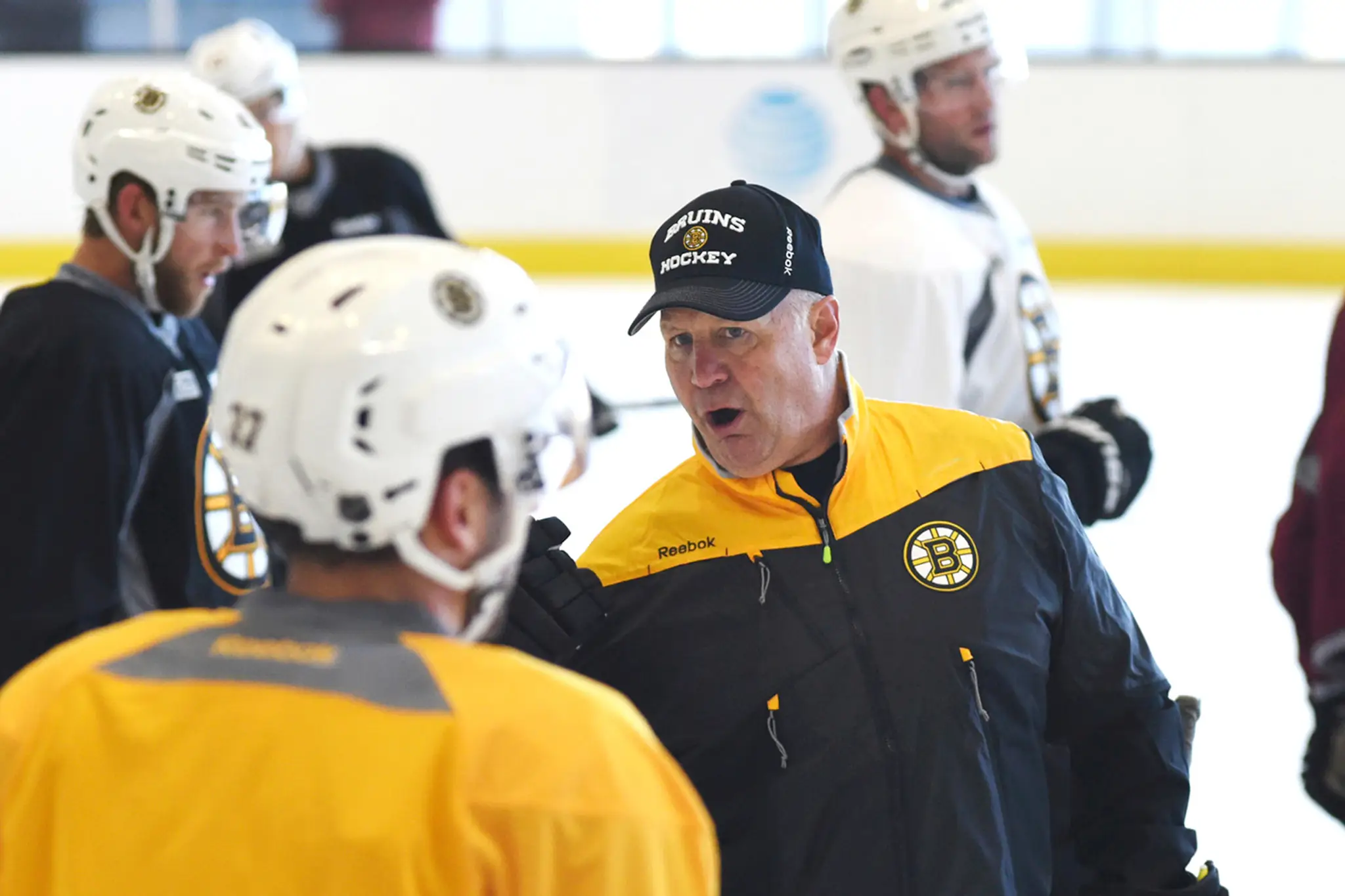 Momentálne už bývalý tréner Bostonu Claude Julien počas trénigu so svojimi zverencami.