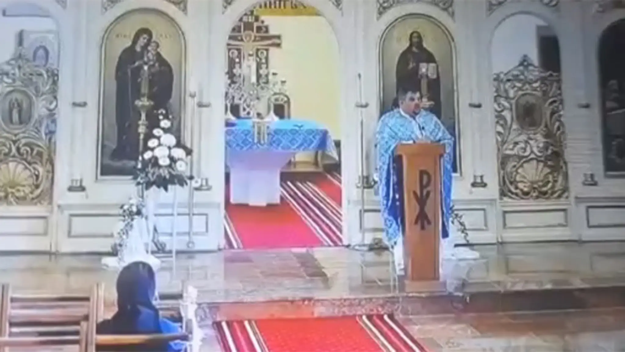 Gréckokatolícky kňaz počas liturgie.