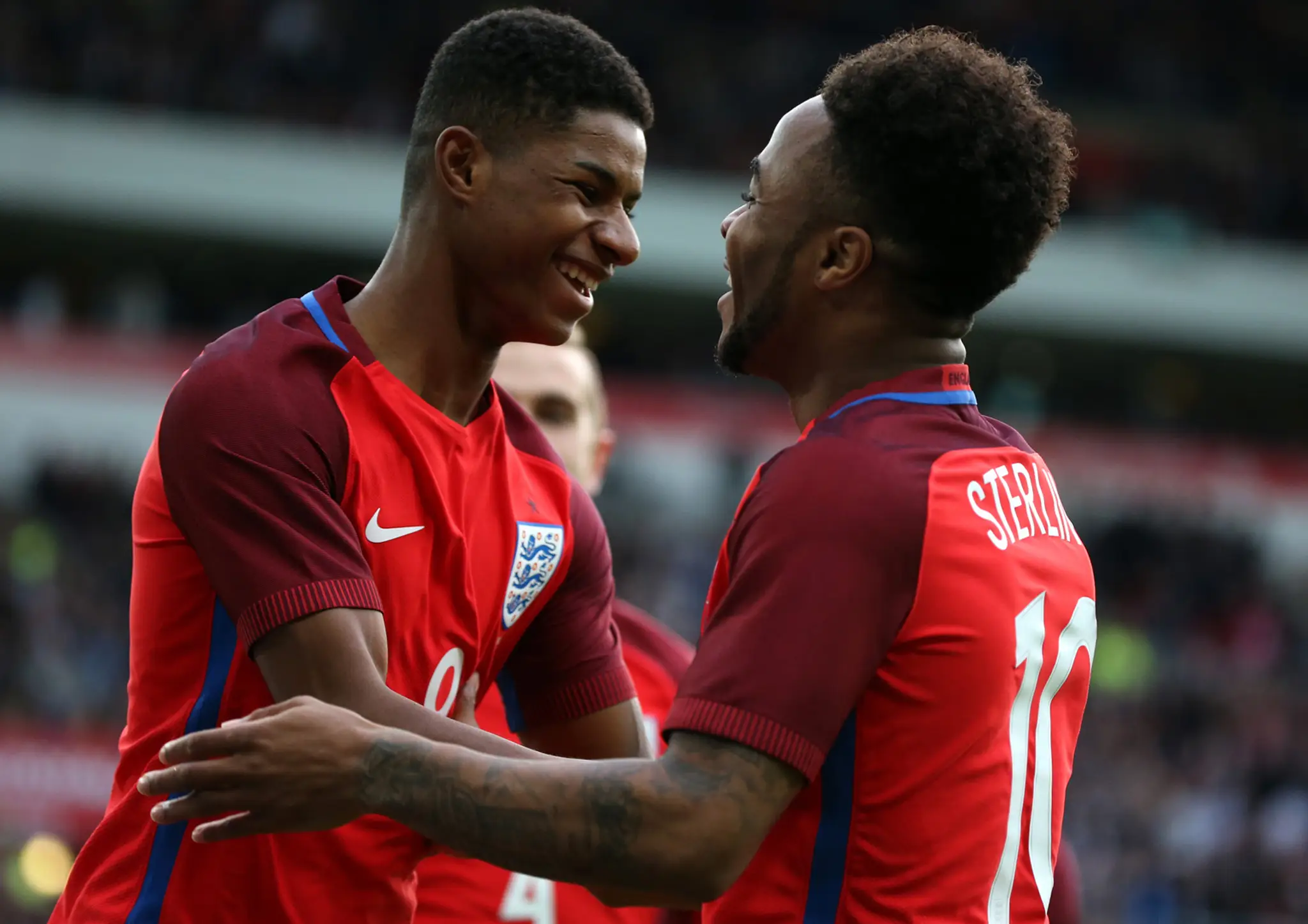 Marcus Rashford oslavuje gól pri reprezentačnom debute spolu s Raheemom Sterlingom.