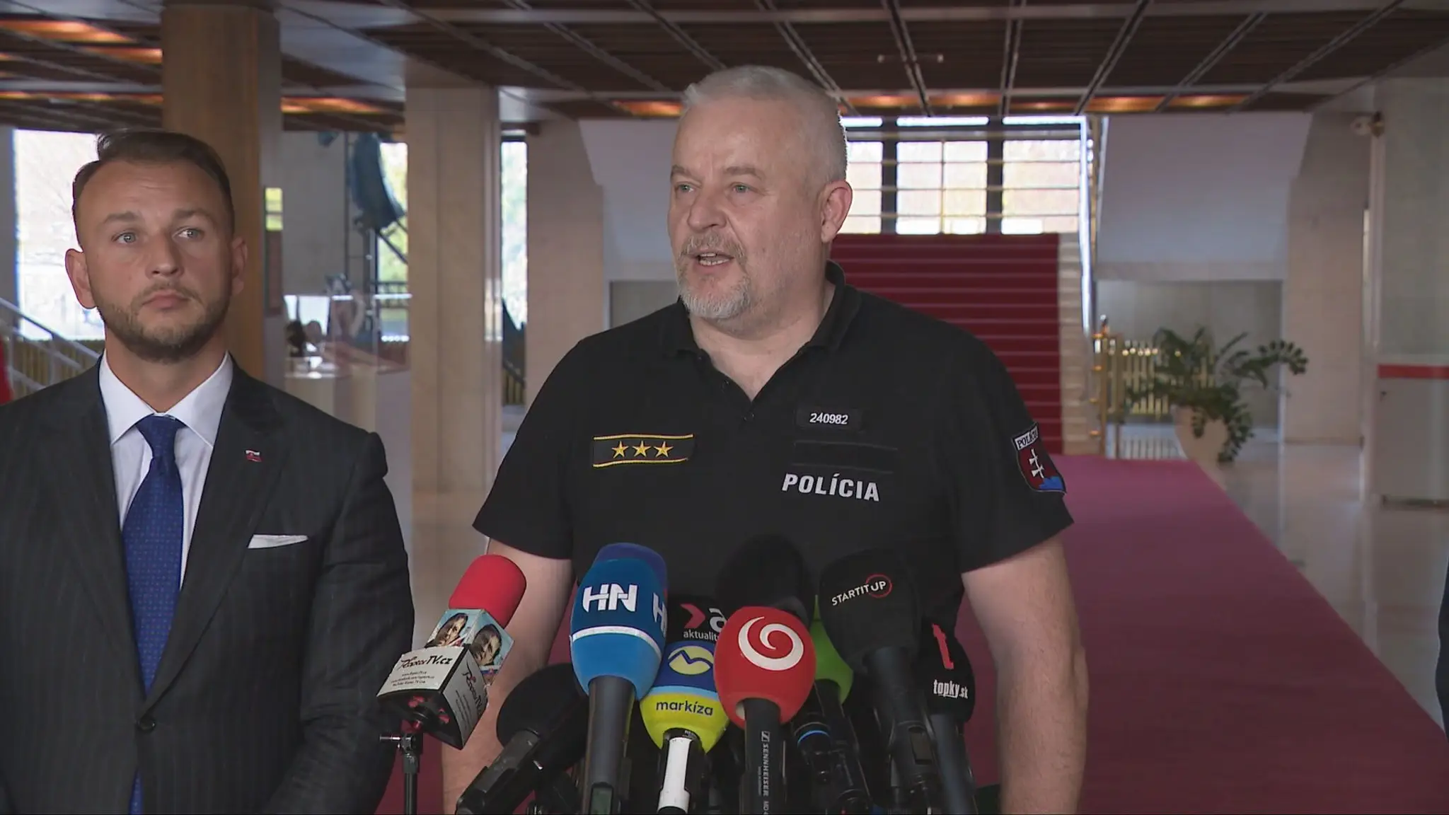 Minister vnútra a policajný šéf.