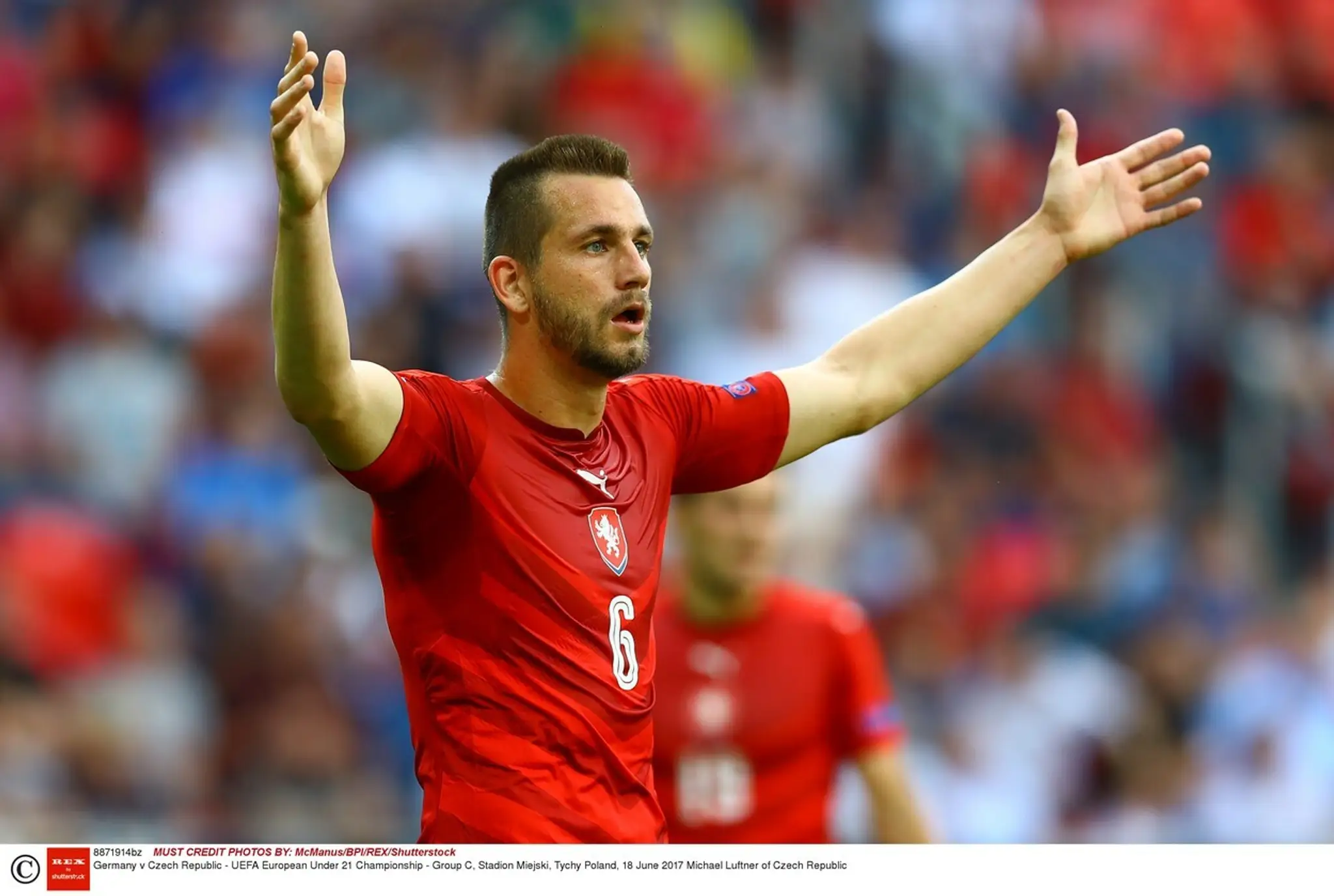 Čech Michael Luftner a jeho nechápavé gesto smerom k rozhodcovi.