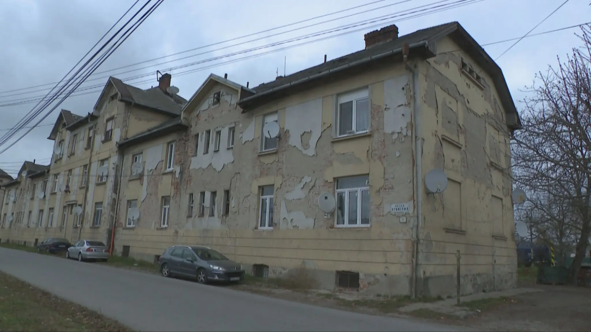Zdevastovaná bytovka v Michaľanoch