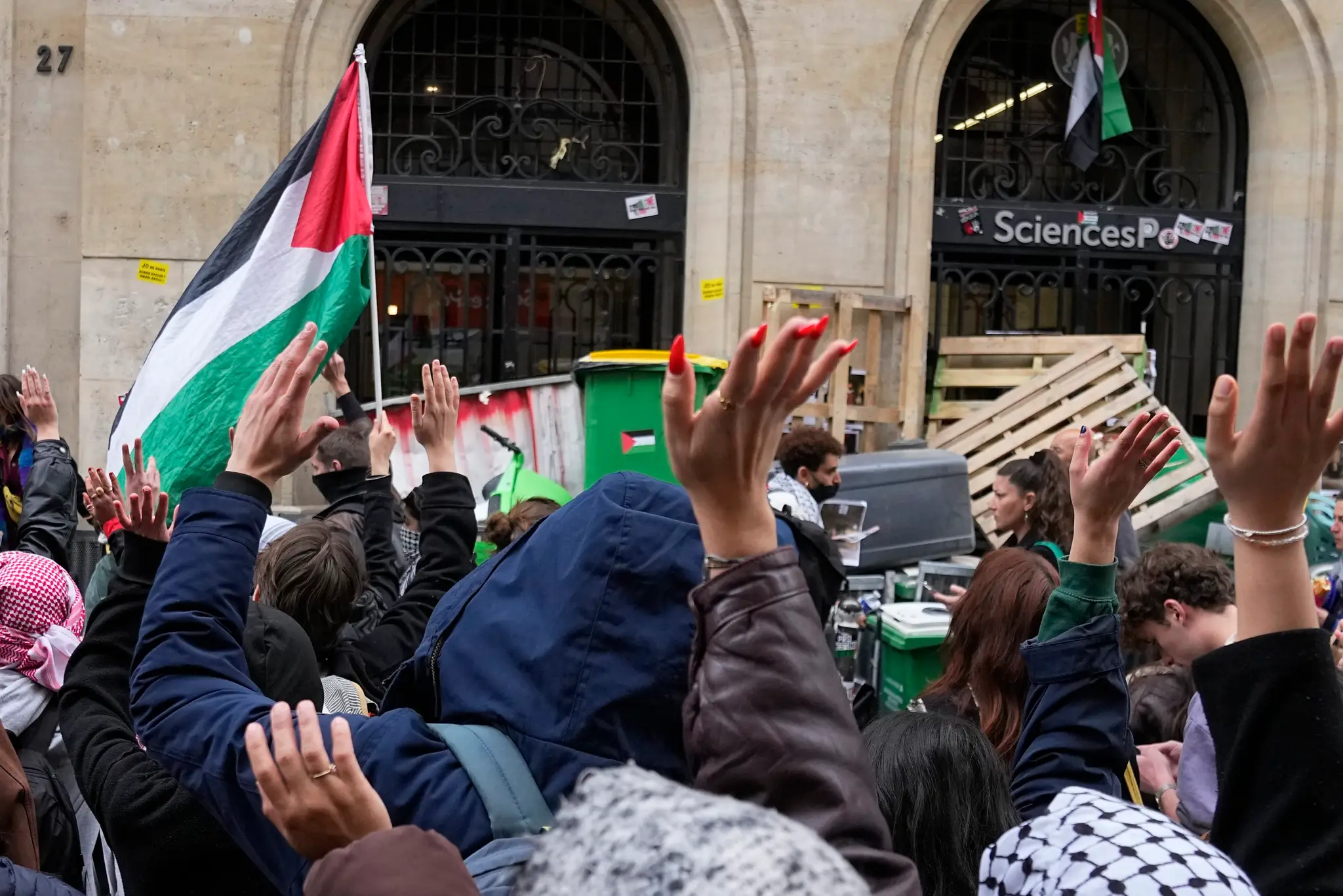 Protestujúci pred univerzitou Sciences Po v Paríži.